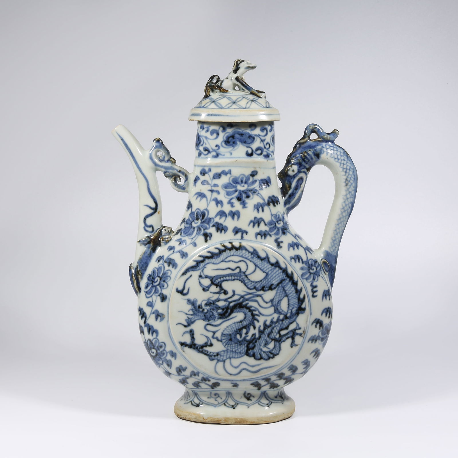 A BLUE AND WHITE DRAGON PATTERN EWER: Blue and White Dragon Pattern Ewer