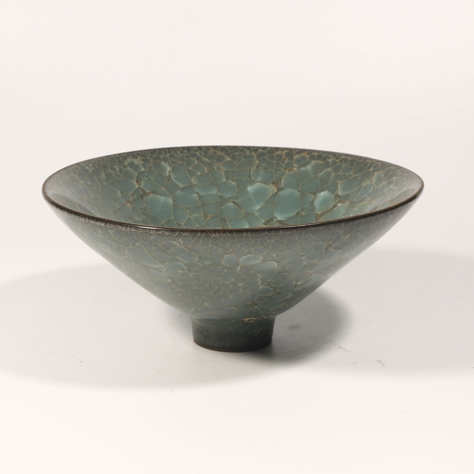 A OFFICIAL KILN DOULI-SHAPED TEA CUP: Official Kiln Douli-Shaped Tea Cup