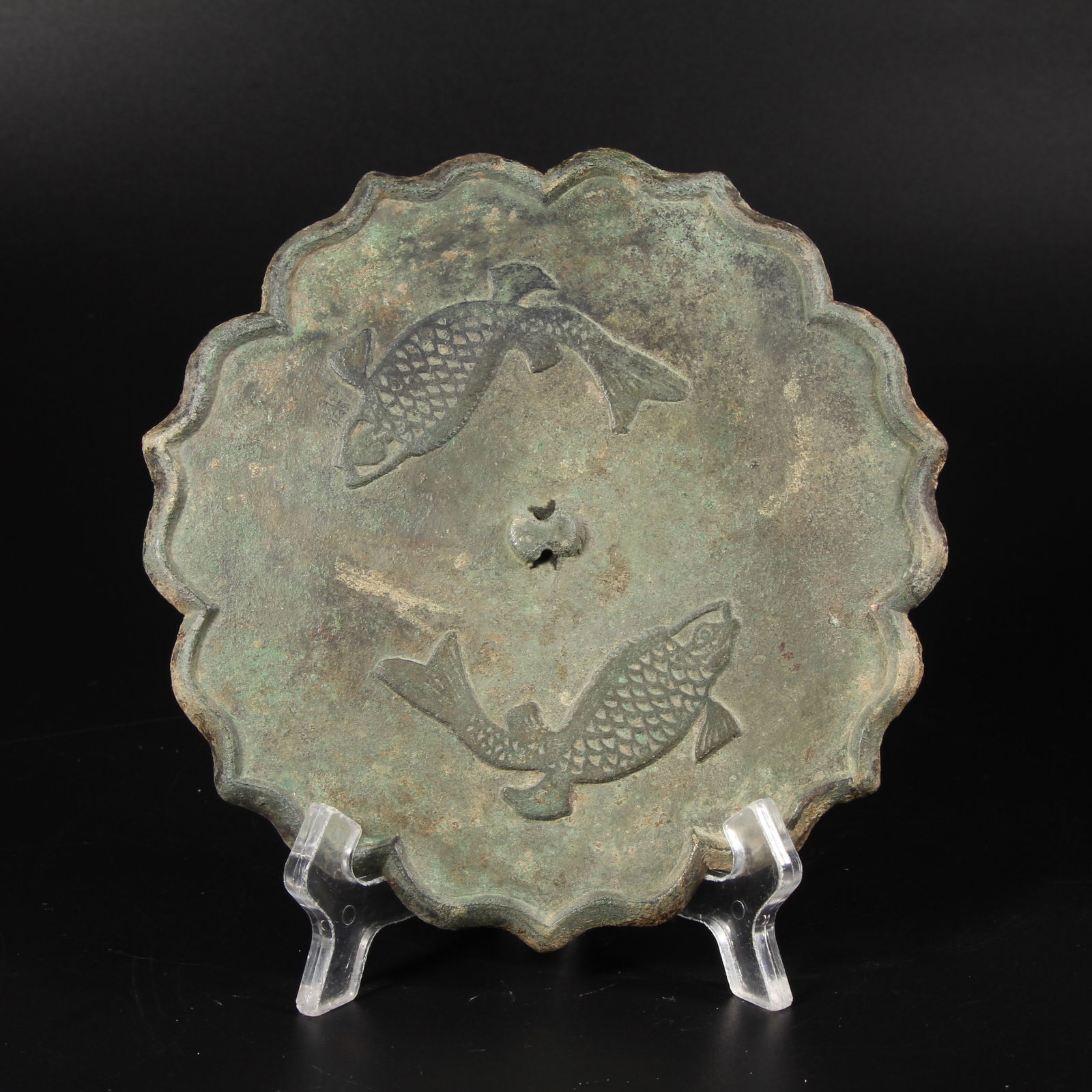A BRONZE LOBED-EDGE MIRROR WITH DOUBLE FISH DESIGN: Bronze Lobed-Edge Mirror with Double Fish Design