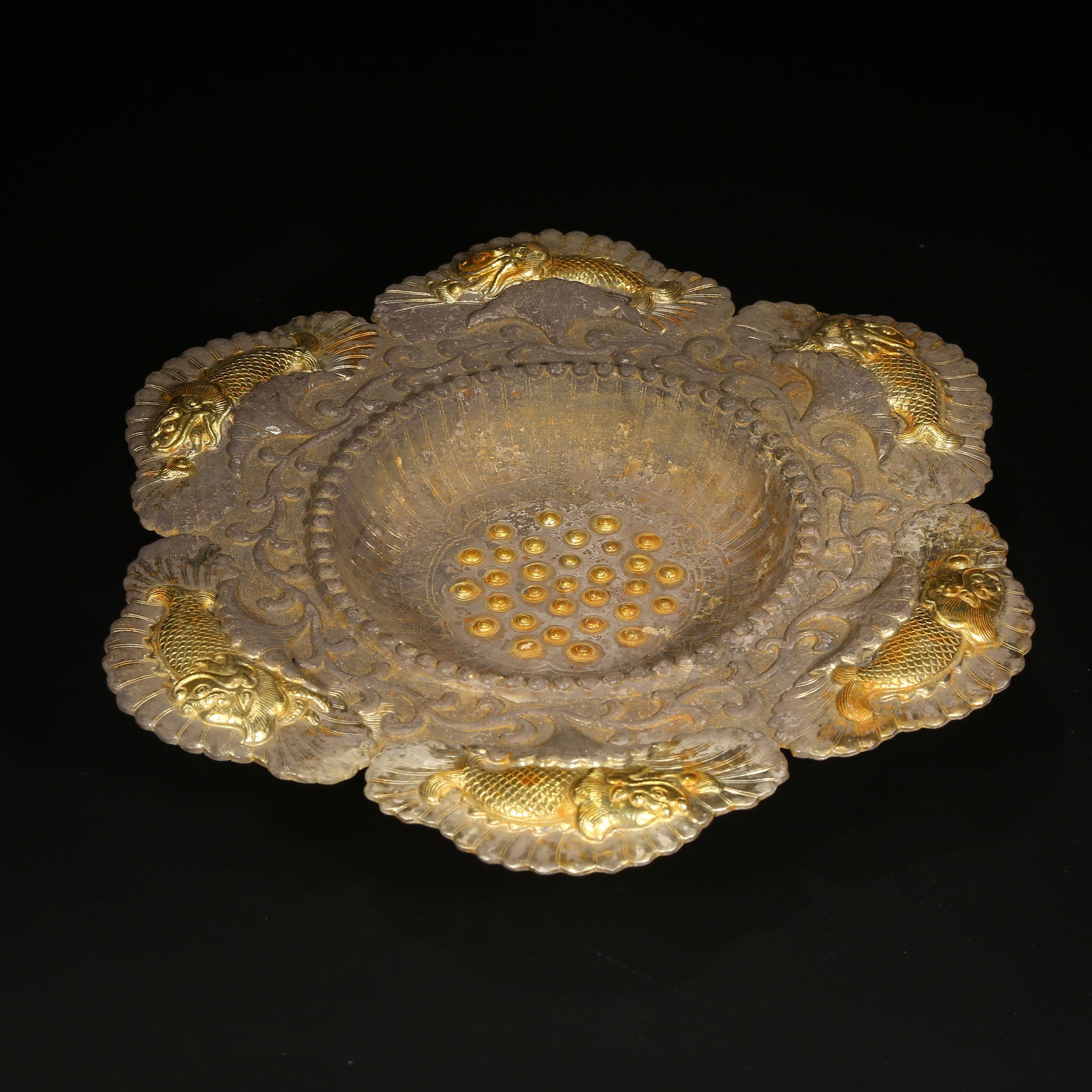 A PARTIALLY GILT SILVER FLOWER-RIMMED WASHER WITH AO FISH DESIGN: Partially Gilt Silver Flower-Rimmed Washer with Ao Fish Design