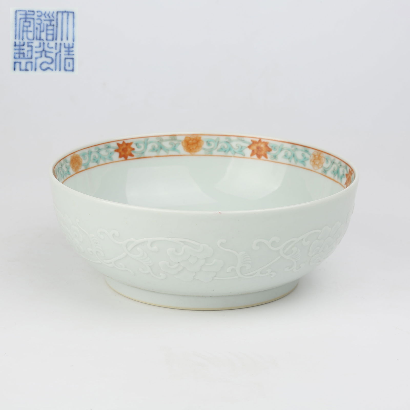 A FAMILLE-ROSE DRUM-SHAPED BOWL WITH IMMORTALS OFFERING LONGEVITY DESIGN: Famille-Rose Drum-Shaped Bowl with Immortals Offering Longevity Design