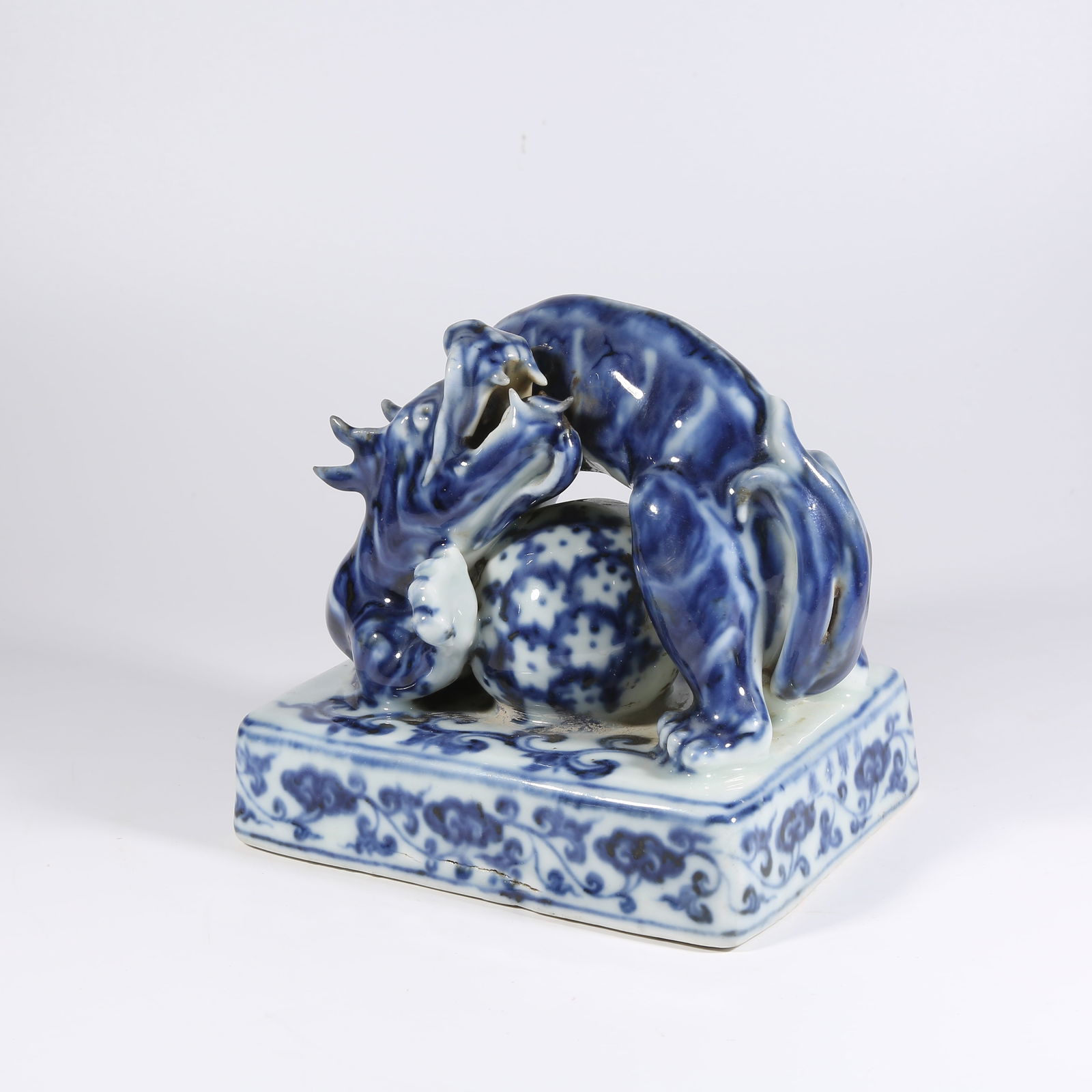 A BLUE-AND-WHITE PAPERWEIGHT WITH DRAGON KNOB: Blue-and-White Paperweight with Dragon Knob