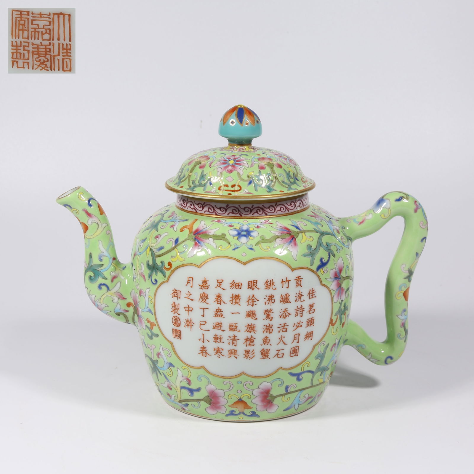A GOURD-SHAPED EWER WITH GREEN GROUND, OPEN-WINDOW ALUM-RED CALLIGRAPHY POEM: Gourd-Shaped Ewer with Green Ground, Open-Window Alum-Red Calligraphy Poem