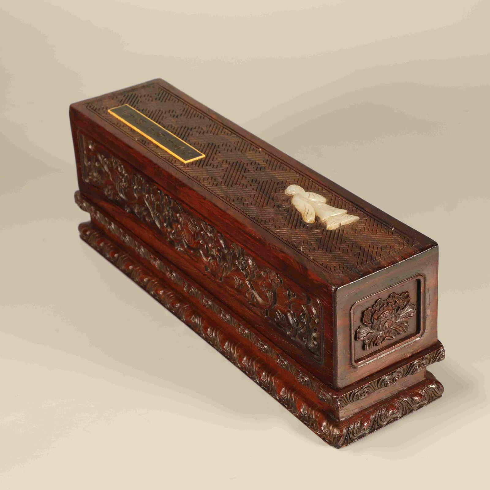 A HUANGHUALI WOOD INLAID JADE THIMBLE BOX: Huanghuali wood inlaid jade thimble box