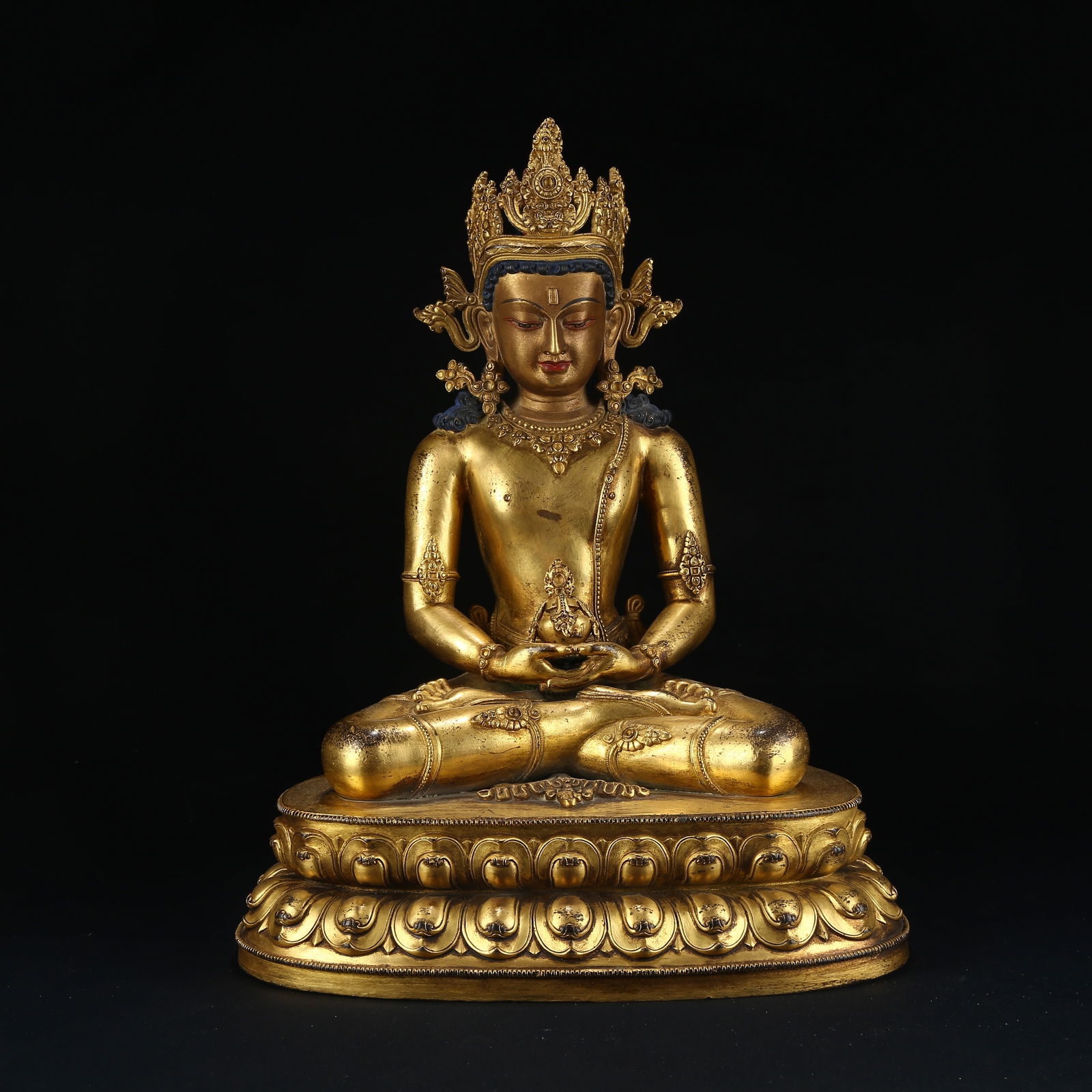 A GILT BRONZE STATUE OF AMITAYUS (INFINITE LIFE BUDDHA): Gilt bronze statue of Amitayus (Infinite Life Buddha)