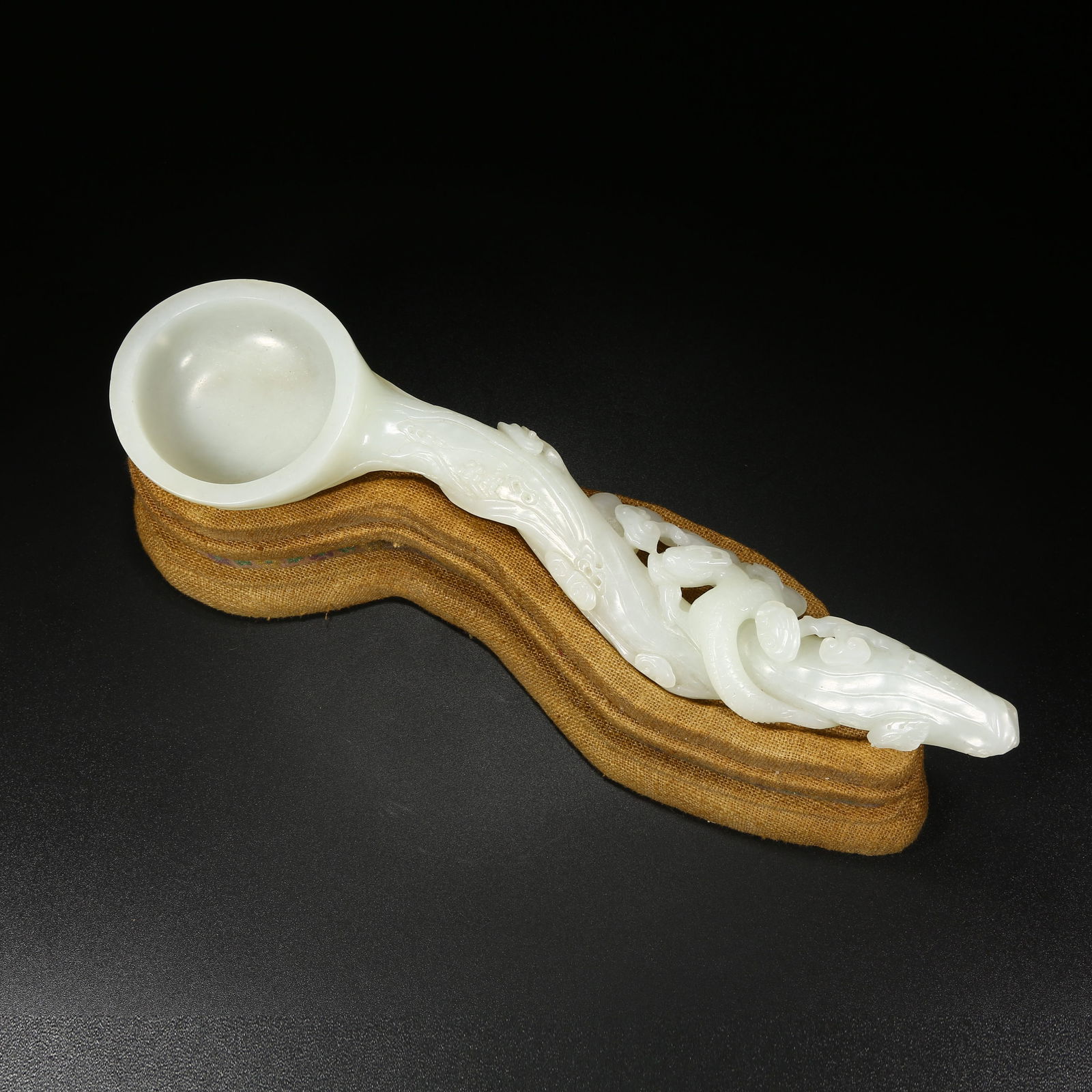 A HETIAN WHITE JADE DRAGON-PATTERNED NECTAR SPOON: Hetian white jade dragon-patterned nectar spoon