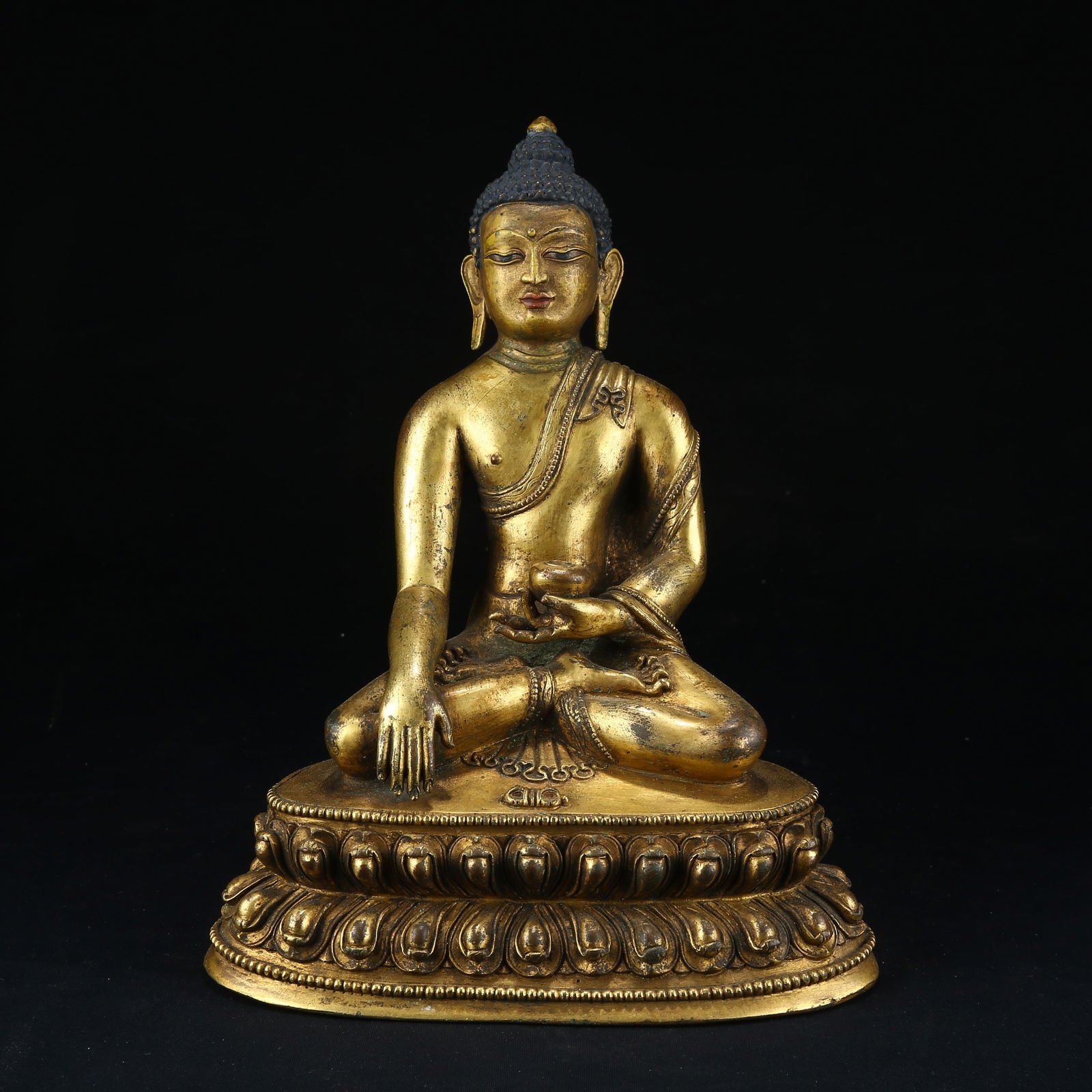 A GILT BRONZE STATUE OF SHAKYAMUNI BUDDHA: Gilt bronze statue of Shakyamuni Buddha