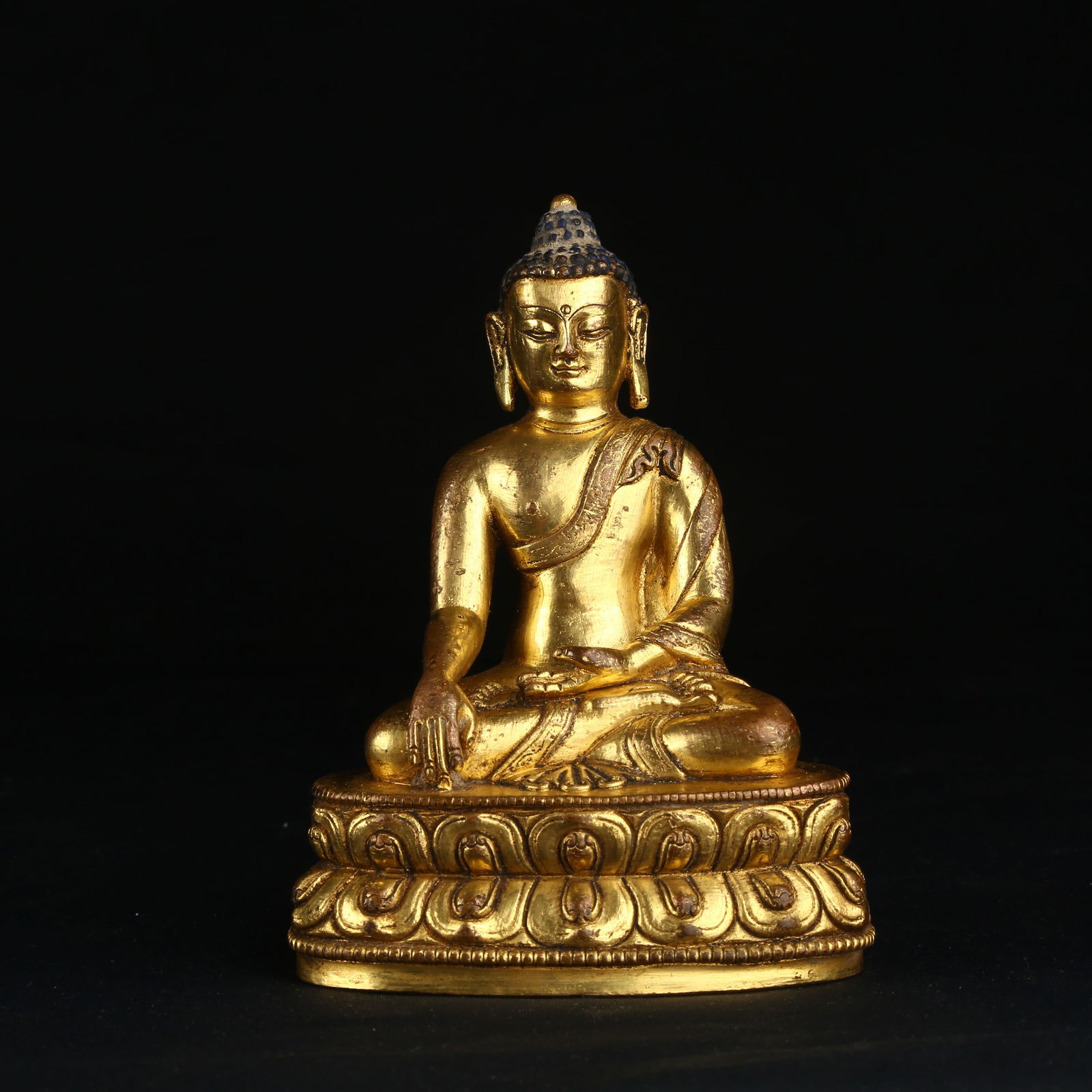 A GILT BRONZE STATUE OF SHAKYAMUNI BUDDHA (1 of 9)