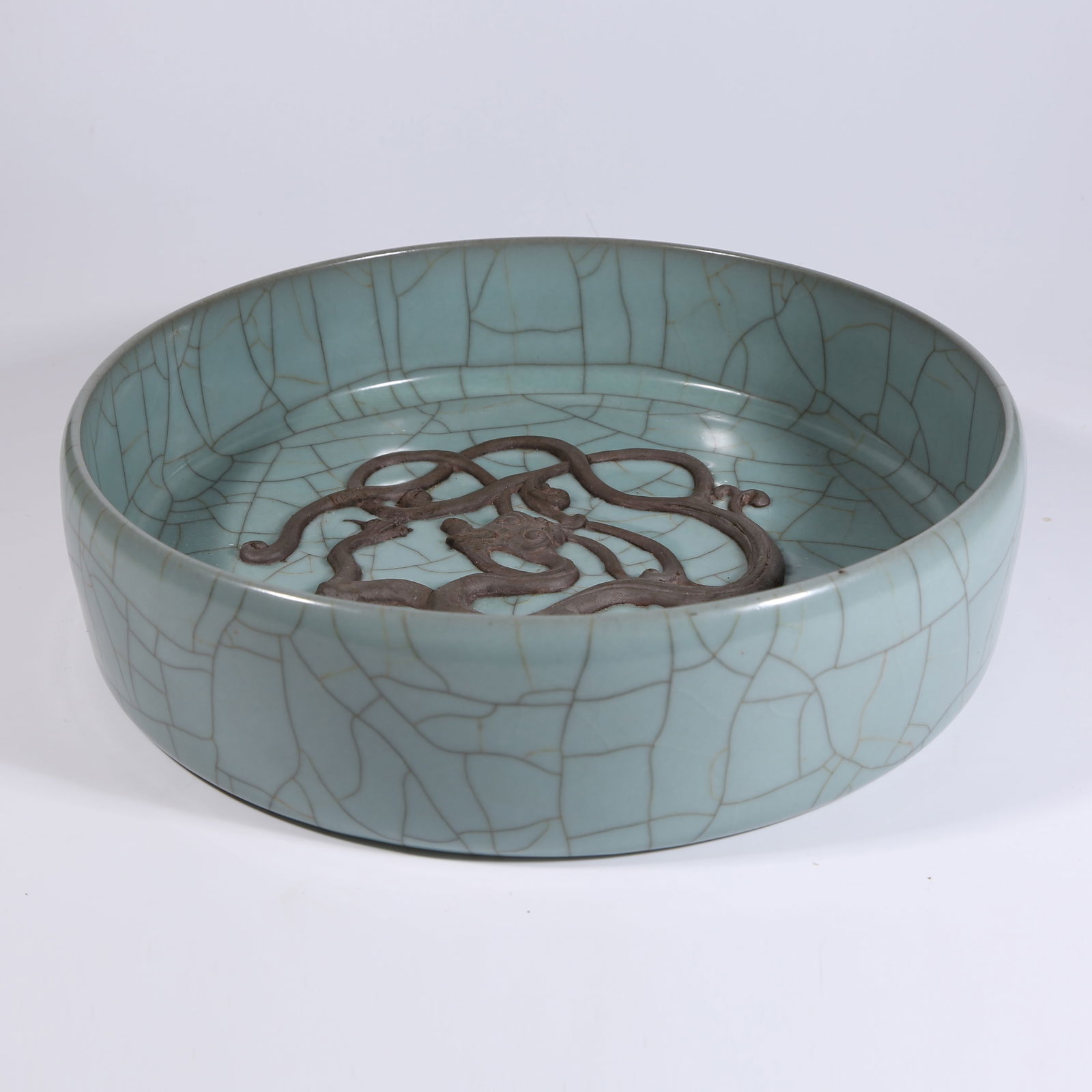 A IMPERIAL GUAN KILN WASHER WITH EXPOSED CLAY AND DRAGON MOTIF: Imperial Guan Kiln Washer with Exposed Clay and Dragon Motif