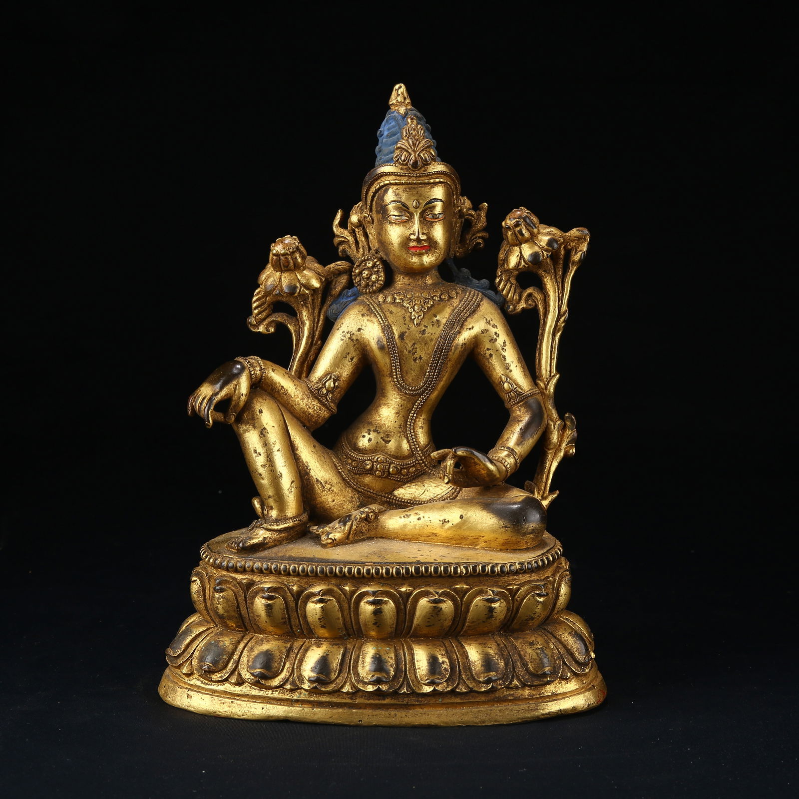 A GILT BRONZE STATUE OF AVALOKITESHVARA (???? - FREE AND EASY GUANYIN): Gilt bronze statue of Avalokiteshvara (???? - Free and Easy Guanyin)