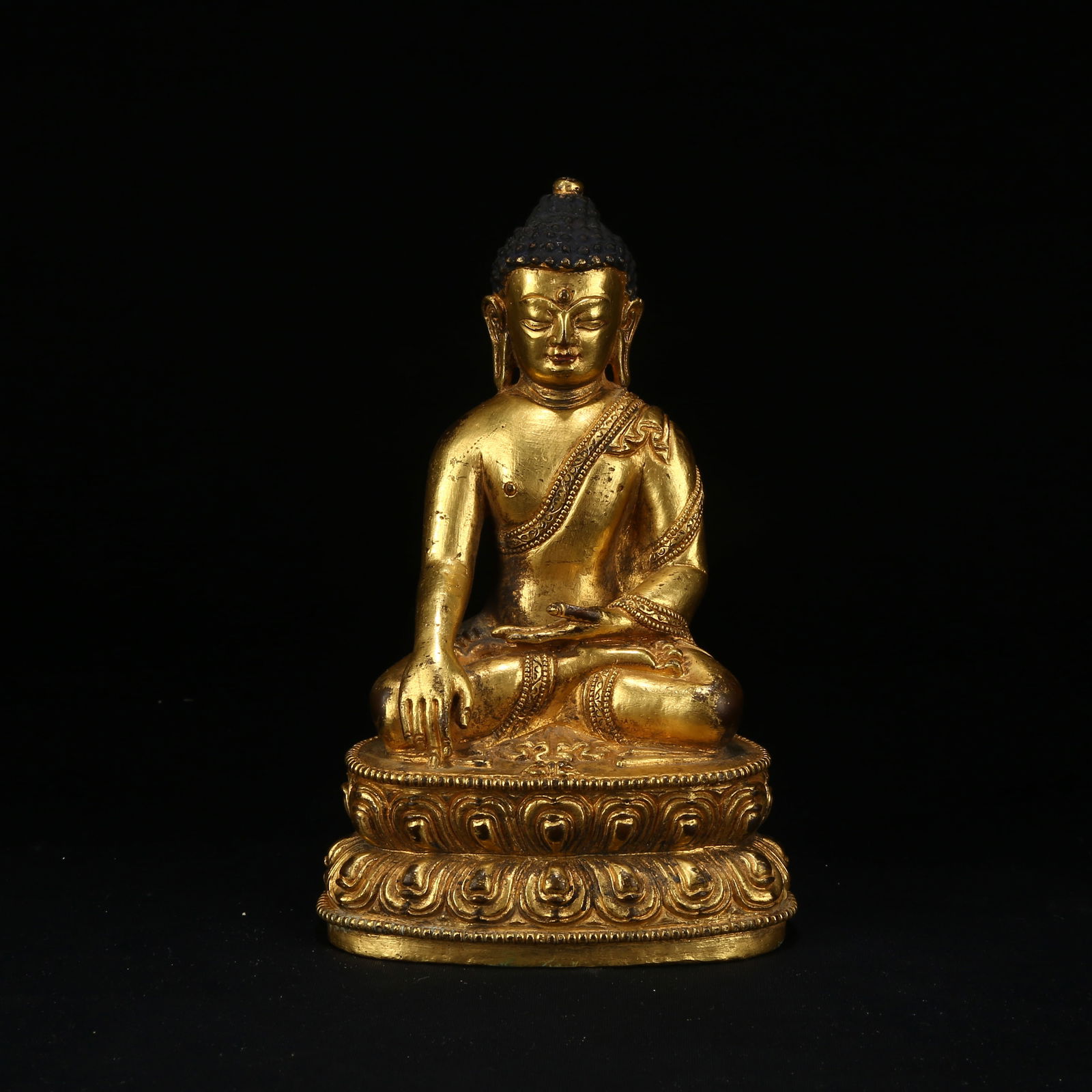 A GILT BRONZE STATUE OF SHAKYAMUNI BUDDHA: Gilt Bronze Statue of Shakyamuni Buddha