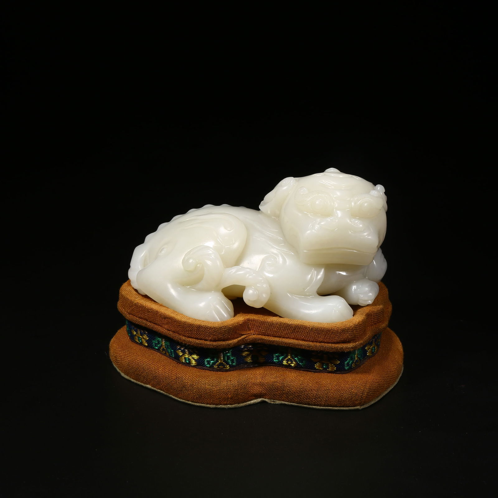 A HETIAN WHITE JADE AUSPICIOUS BEAST ORNAMENT: Hetian white jade auspicious beast ornament