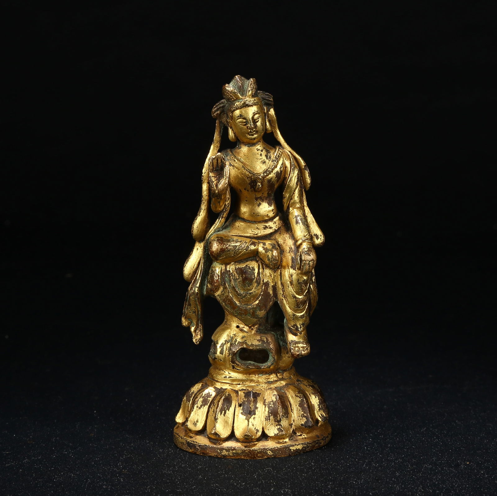 A GILT BRONZE SEATED BODHISATTVA STATUE: Gilt Bronze Seated Bodhisattva Statue
