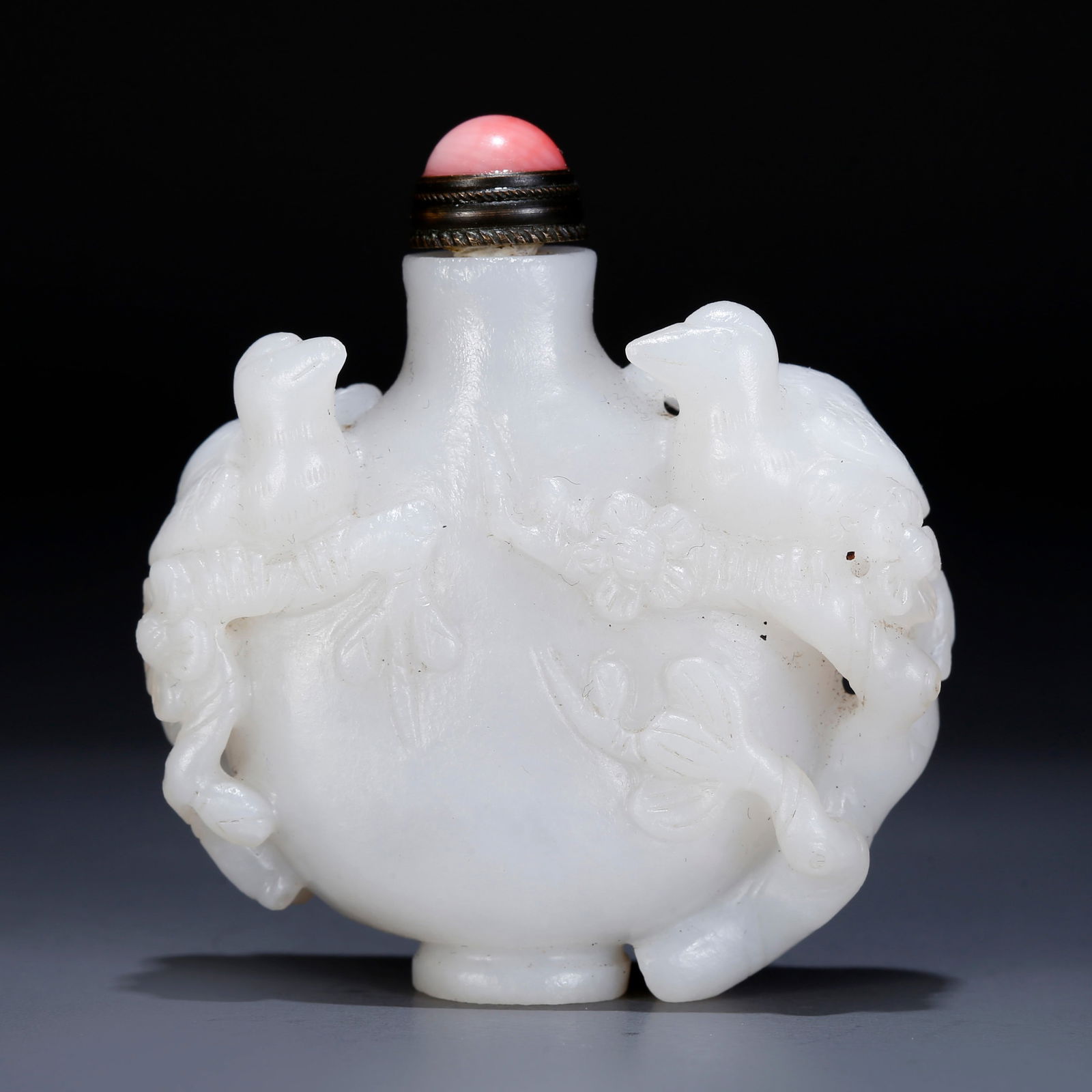 A HETIAN JADE CARVED SNUFF BOTTLE WITH AUSPICIOUS BEAST PATTERN (1 of 9)