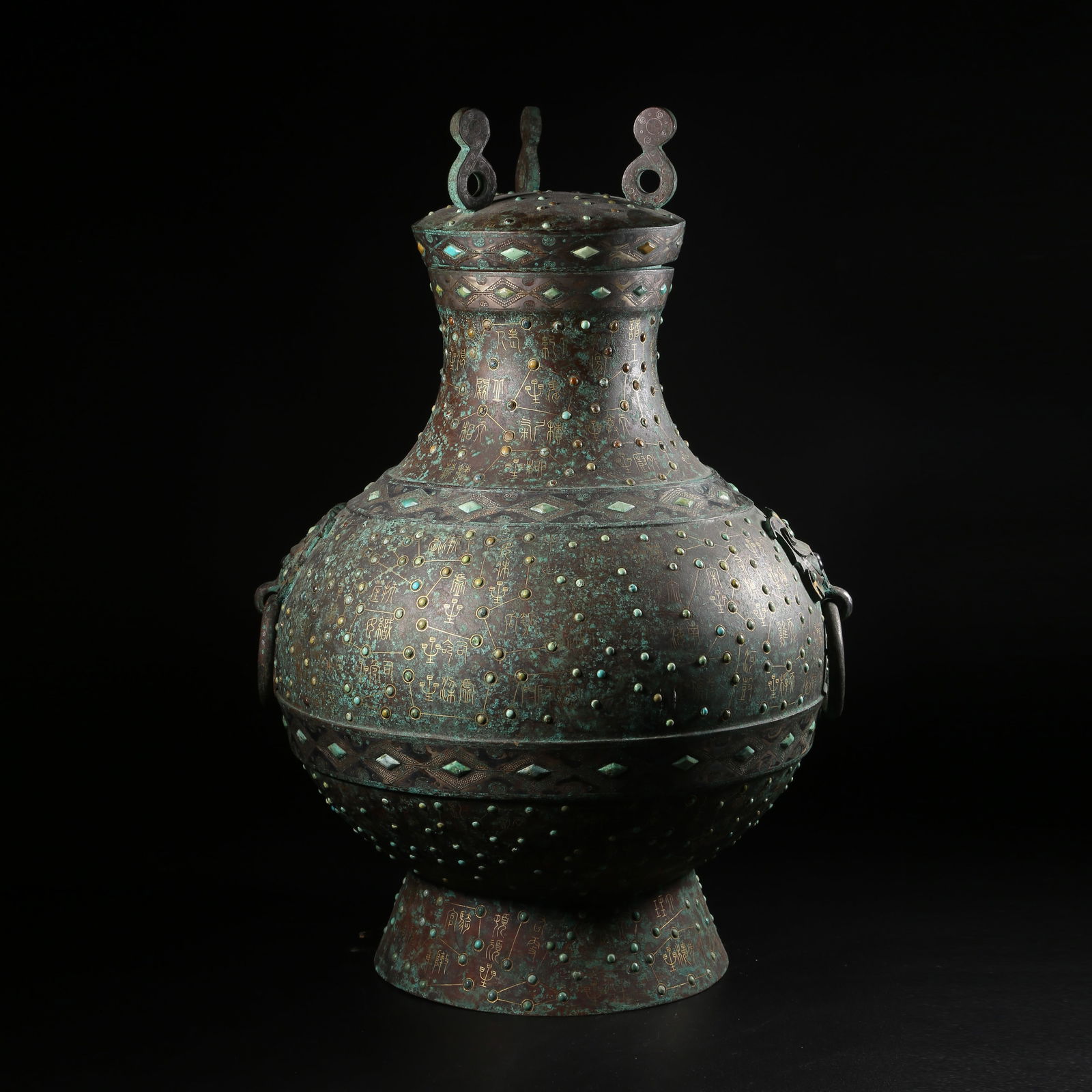 A GILT-AND-INLAID BRONZE HANDLED EWER: Gilt-and-inlaid bronze handled ewer