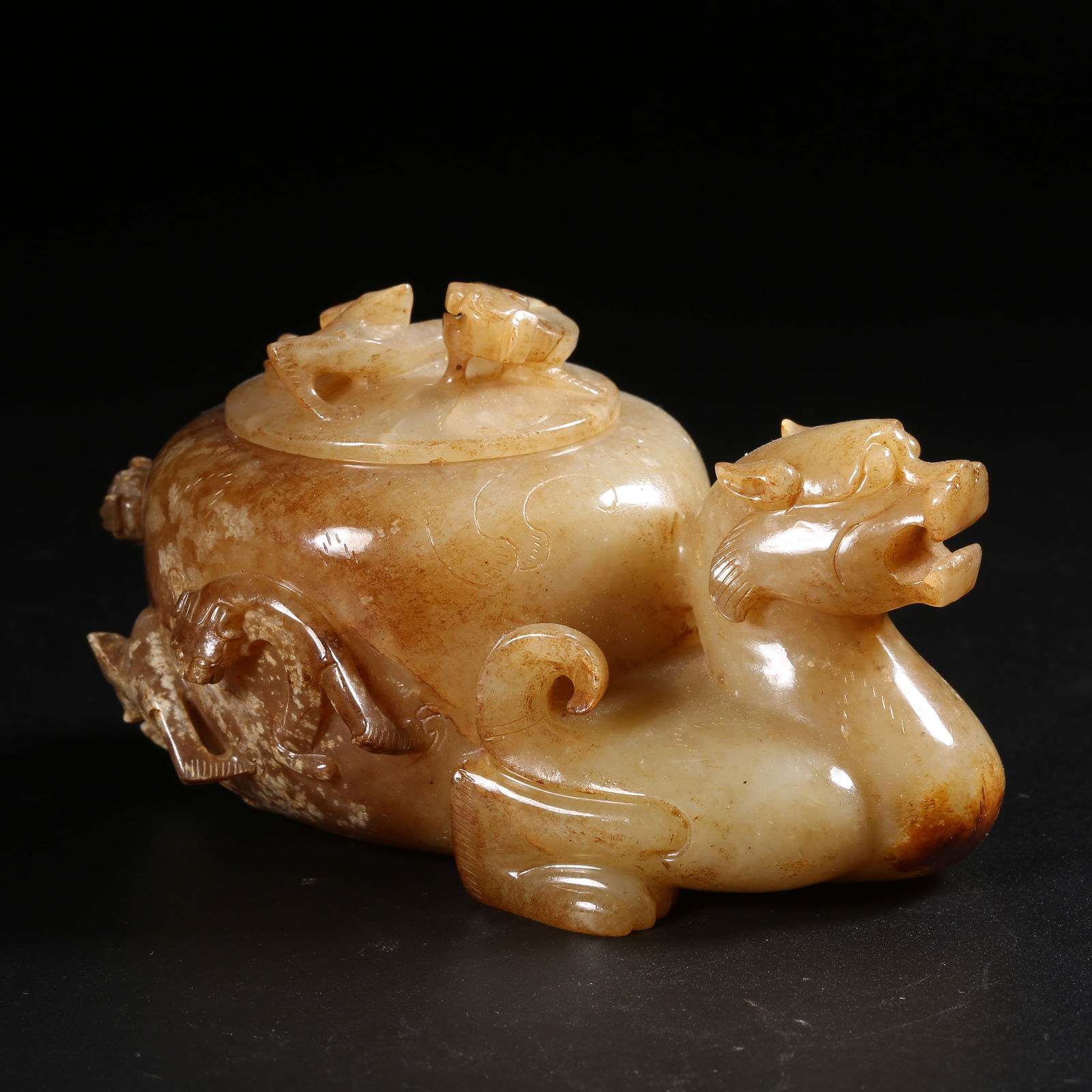 A ANCIENT JADE AUSPICIOUS BEAST INCENSE BURNER: Ancient jade auspicious beast incense burner