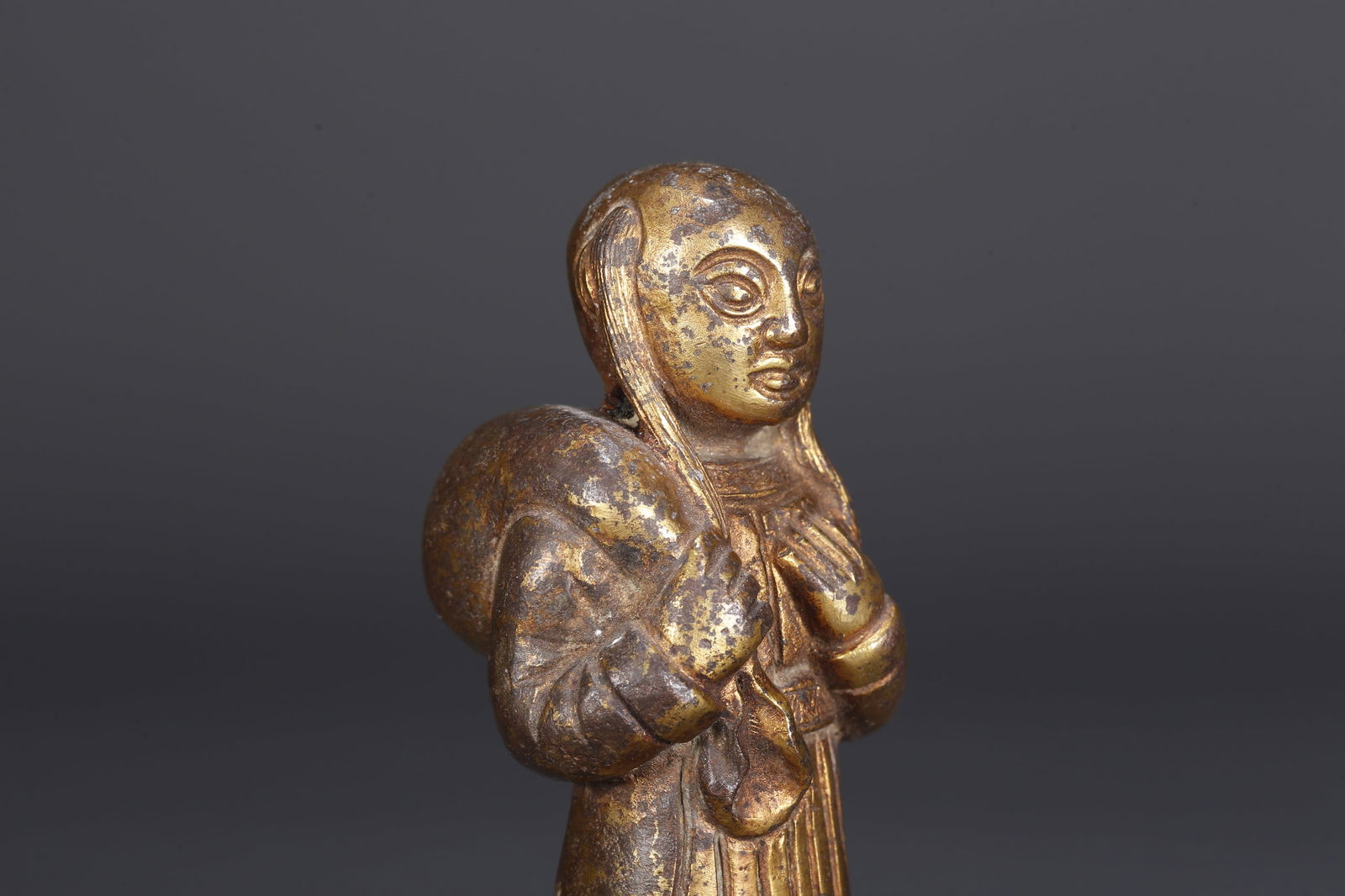 A GILDED BRONZE FIGURINE - 2