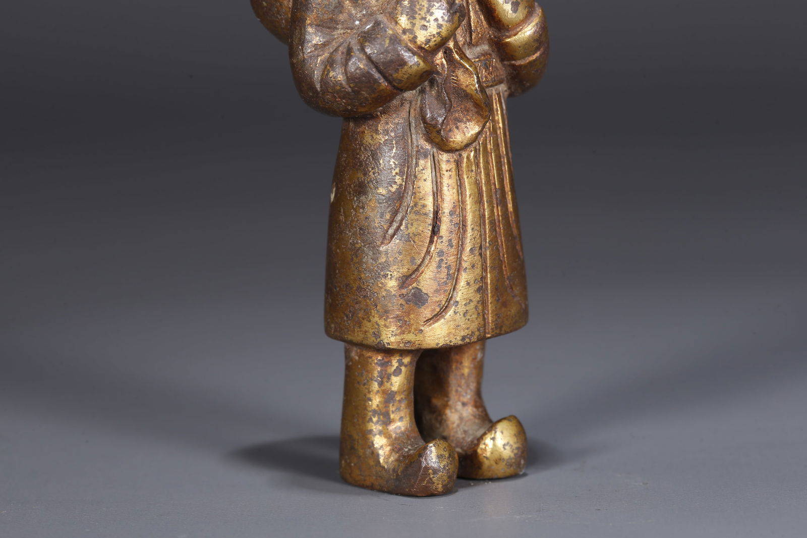 A GILDED BRONZE FIGURINE - 3