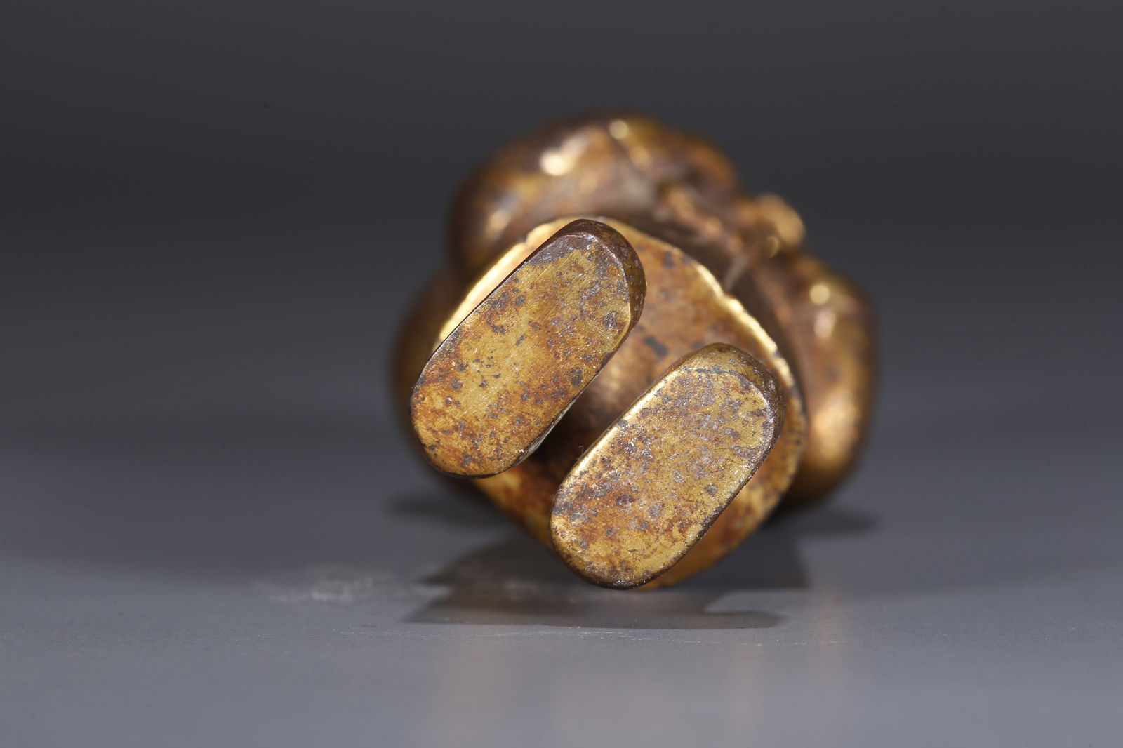 A GILDED BRONZE FIGURINE - 9