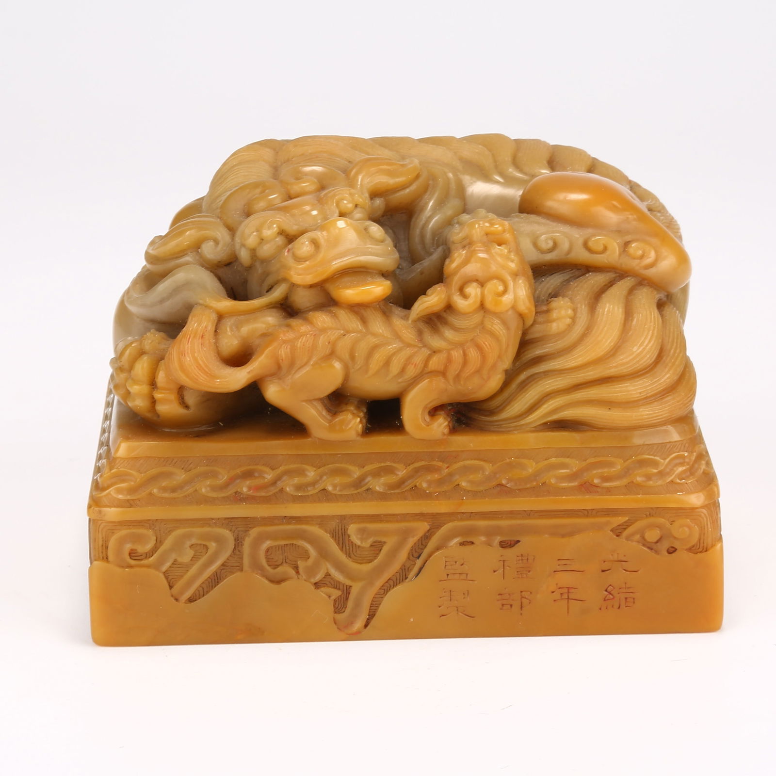 A SHOUSHAN TIANHUANG STONE LION KNOB SEAL: Shoushan Tianhuang Stone Lion Knob Seal