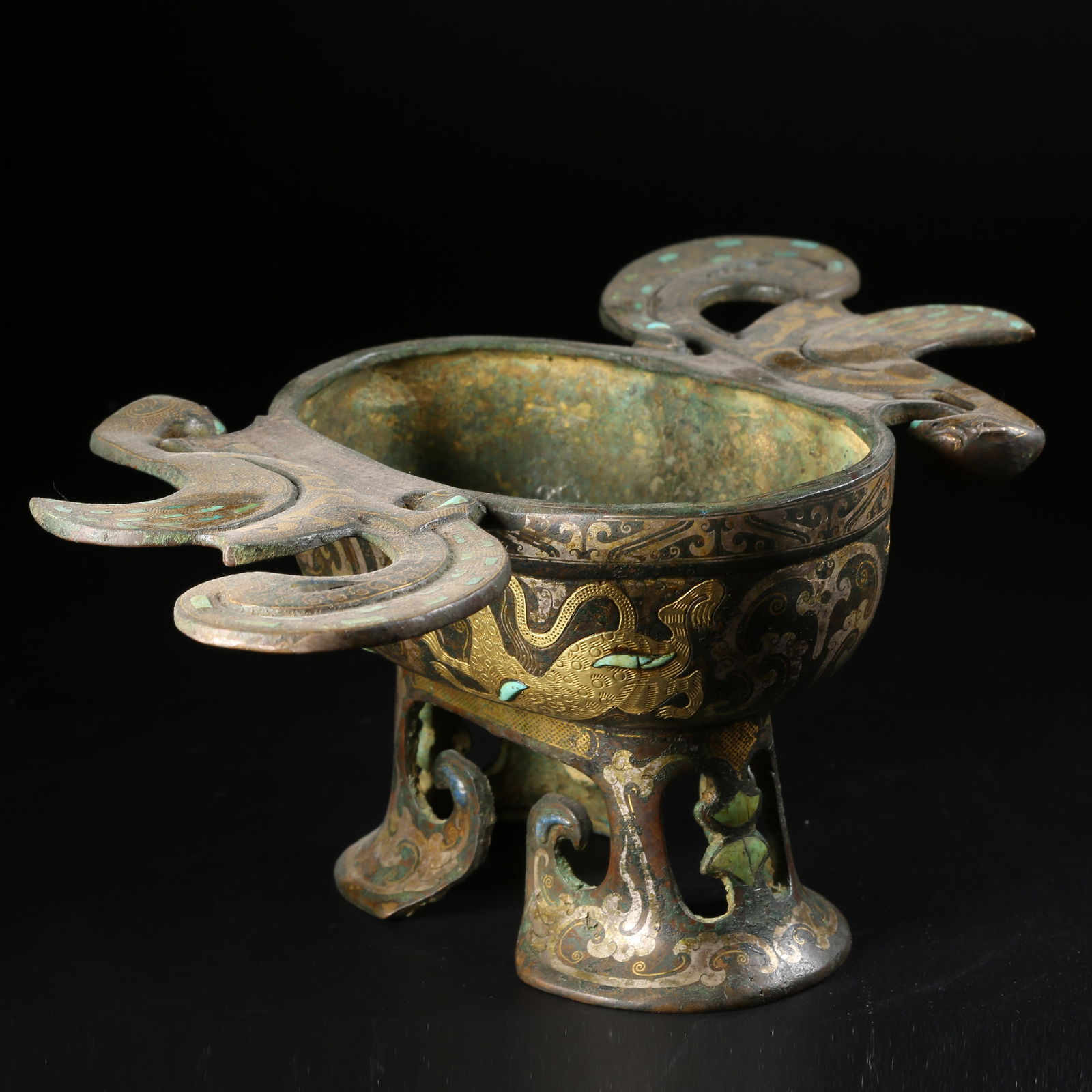 A GILT-AND-INLAID BRONZE EAR ORNAMENT: Gilt-and-inlaid bronze ear ornament