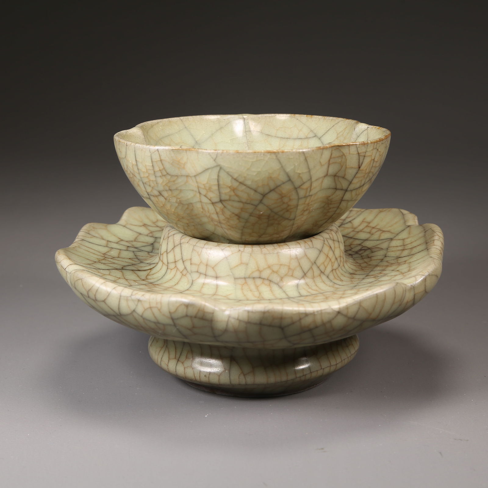 A GE KILN FLORAL-RIM CUP STAND: Ge kiln floral-rim cup stand