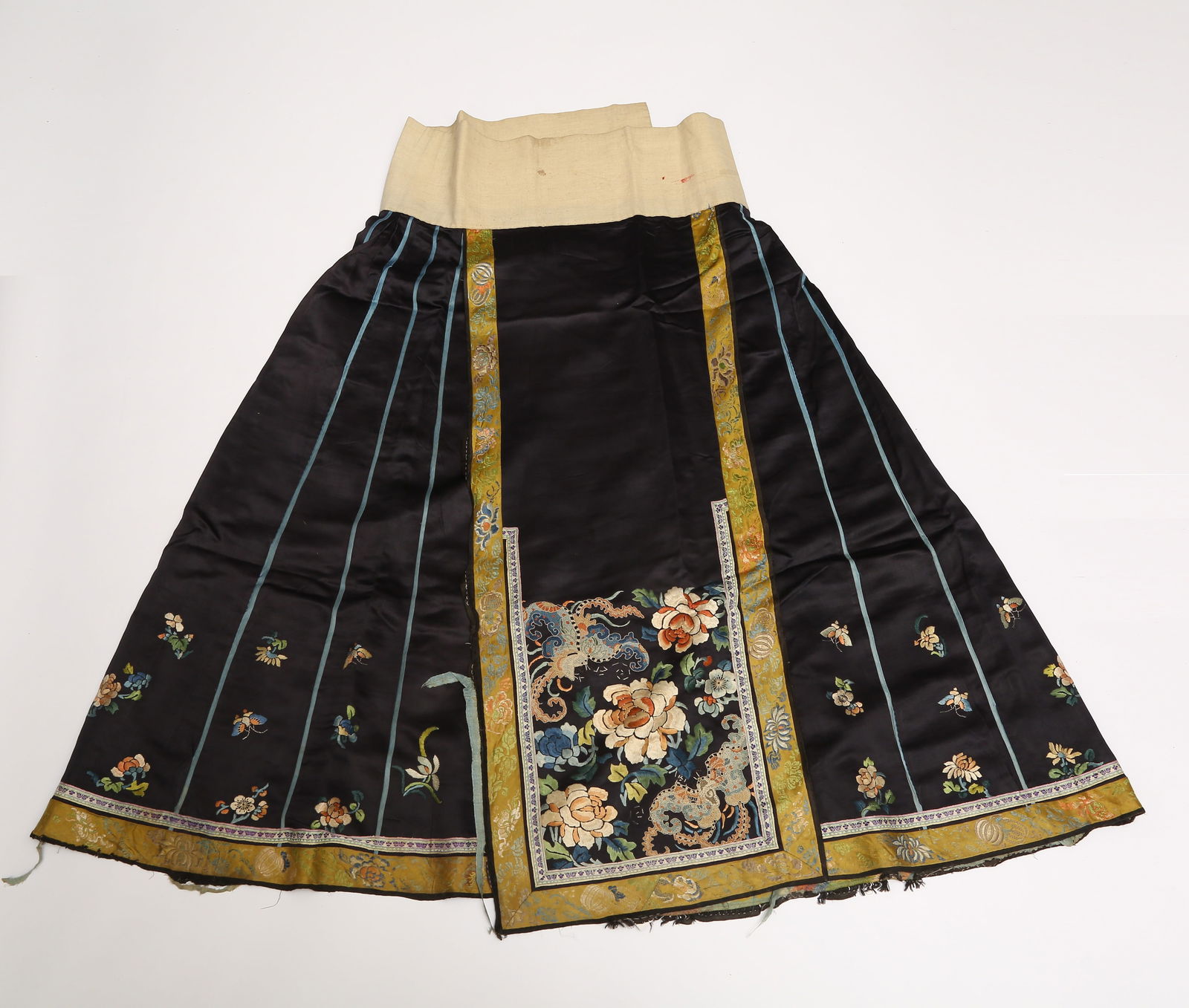 A EMBROIDERED DARK BLUE-GROUND WEALTHY PEONY PATTERN SKIRT: Embroidered Dark Blue-ground Wealthy Peony Pattern Skirt