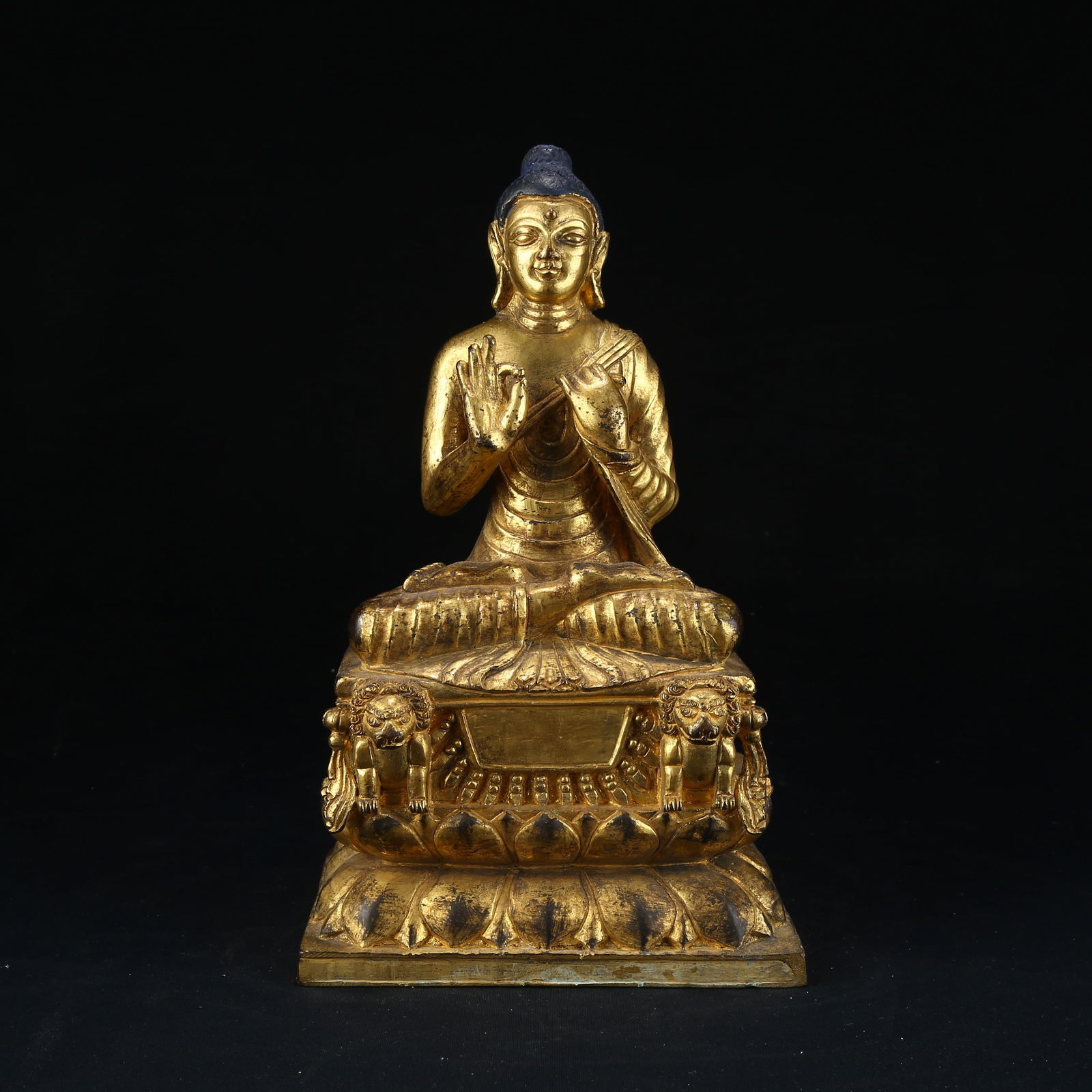 A GILT BRONZE STATUE OF SHAKYAMUNI BUDDHA: Gilt bronze statue of Shakyamuni Buddha