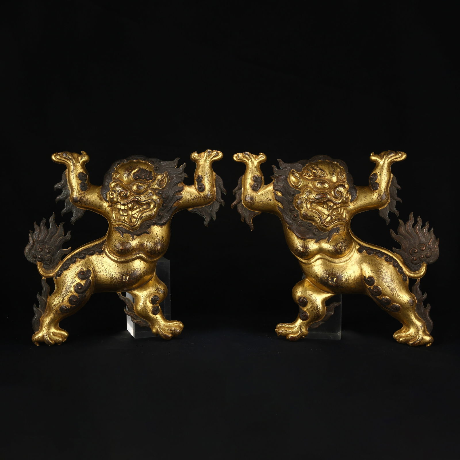 A SET OF GILT BRONZE SNOW MOUNTAIN LION HAMMER AND PESTLE: Set of Gilt Bronze Snow Mountain Lion Hammer and Pestle