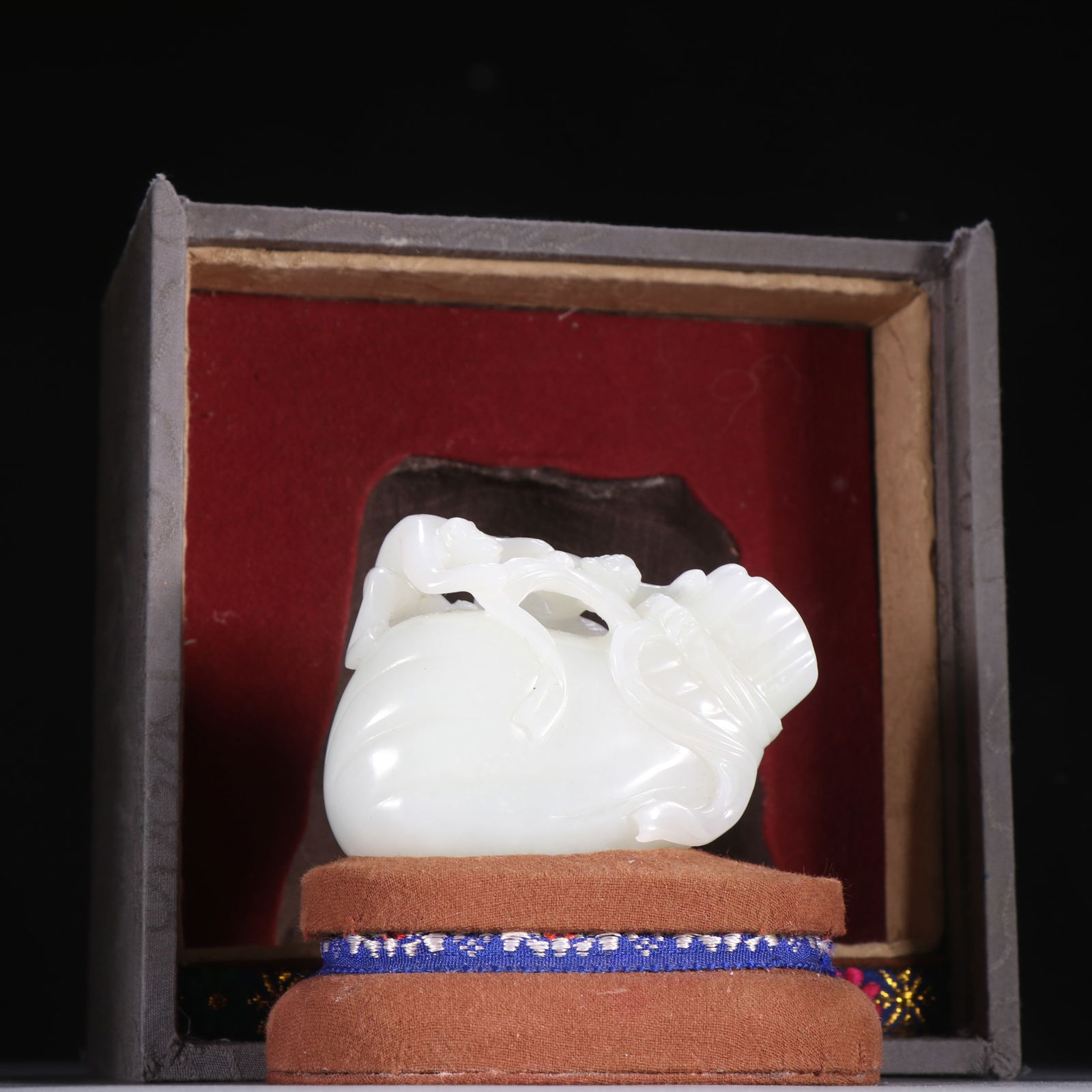 A HETIAN JADE ORNAMENT WITH "GENERATIONS OF NOBILITY" MOTIF: Hetian Jade Ornament with "Generations of Nobility" Motif