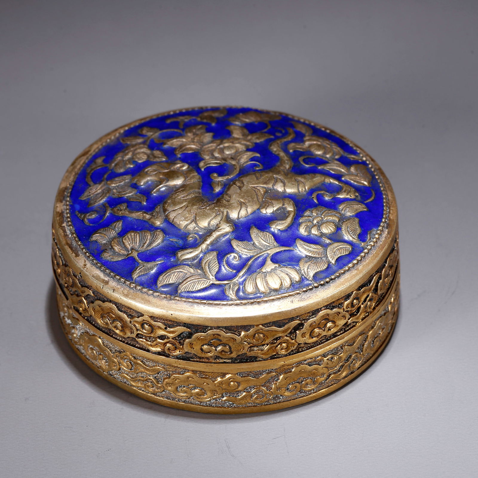 A GILT BRONZE COVERED BOX WITH AUSPICIOUS BEAST PATTERN (1 of 9)