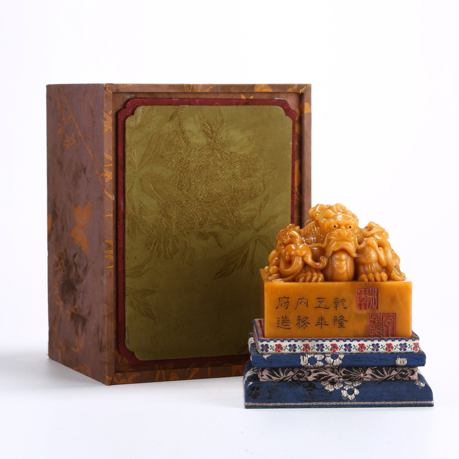 A SHOUSHAN TIANHUANG STONE SEAL WITH INTERTWINED DRAGON KNOB: Shoushan Tianhuang stone seal with intertwined dragon knob