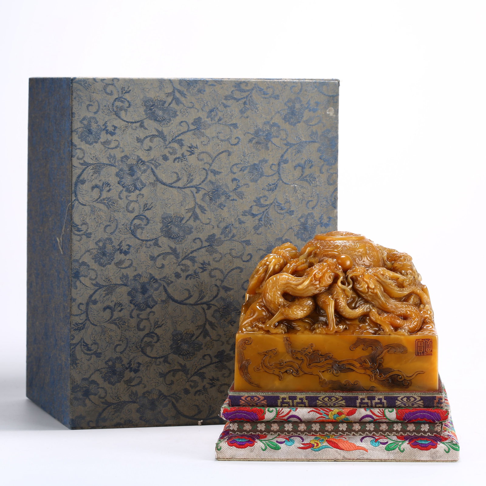 A SHOUSHAN TIANHUANG STONE LARGE SEAL WITH DRAGON PATTERN: Shoushan Tianhuang stone large seal with dragon pattern