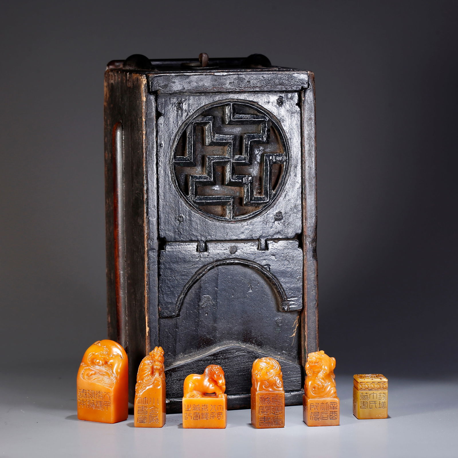 A SET OF SHOUSHAN TIANHUANG STONE CARVING OF AUSPICIOUS BEAST KNOB SEALS: Set of Shoushan Tianhuang Stone Carving of Auspicious Beast Knob Seals