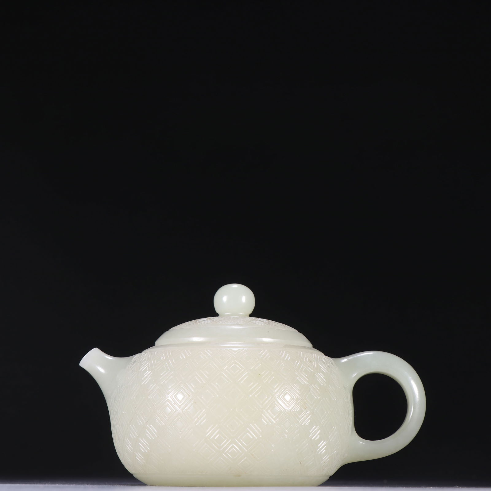 A HETIAN JADE BRUSH HOLDER WITH HUI PATTERN: Hetian Jade Brush Holder with Hui Pattern