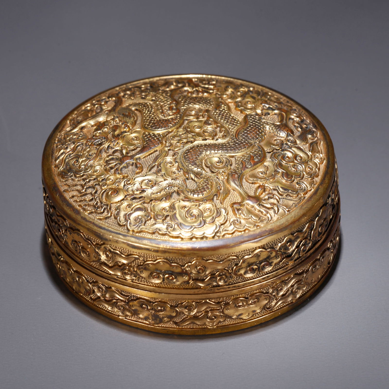A GILT BRONZE LIDDED BOX WITH CLOUD AND DRAGON PATTERN (1 of 8)