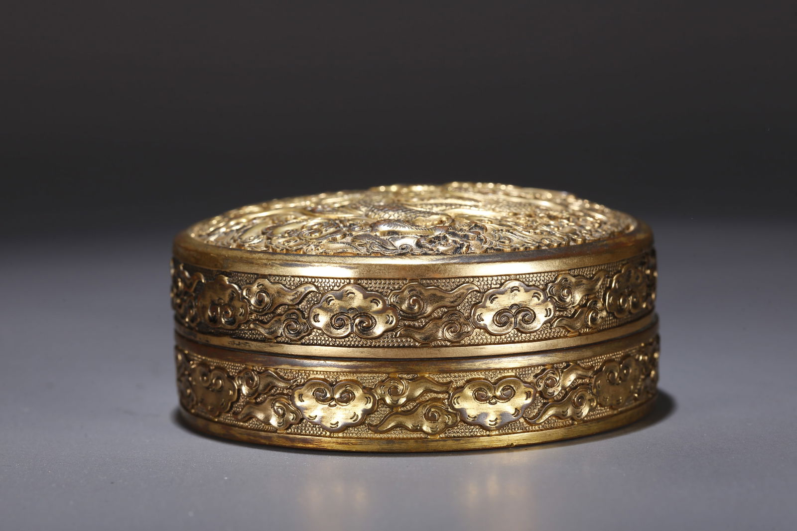 A GILT BRONZE LIDDED BOX WITH CLOUD AND DRAGON PATTERN - 3