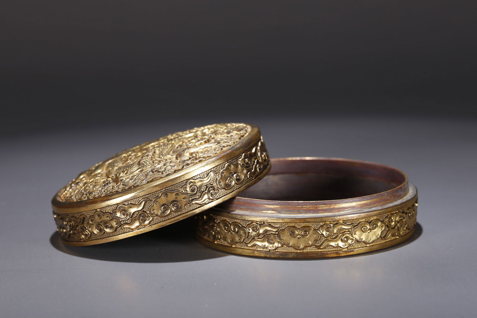 A GILT BRONZE LIDDED BOX WITH CLOUD AND DRAGON PATTERN - 4