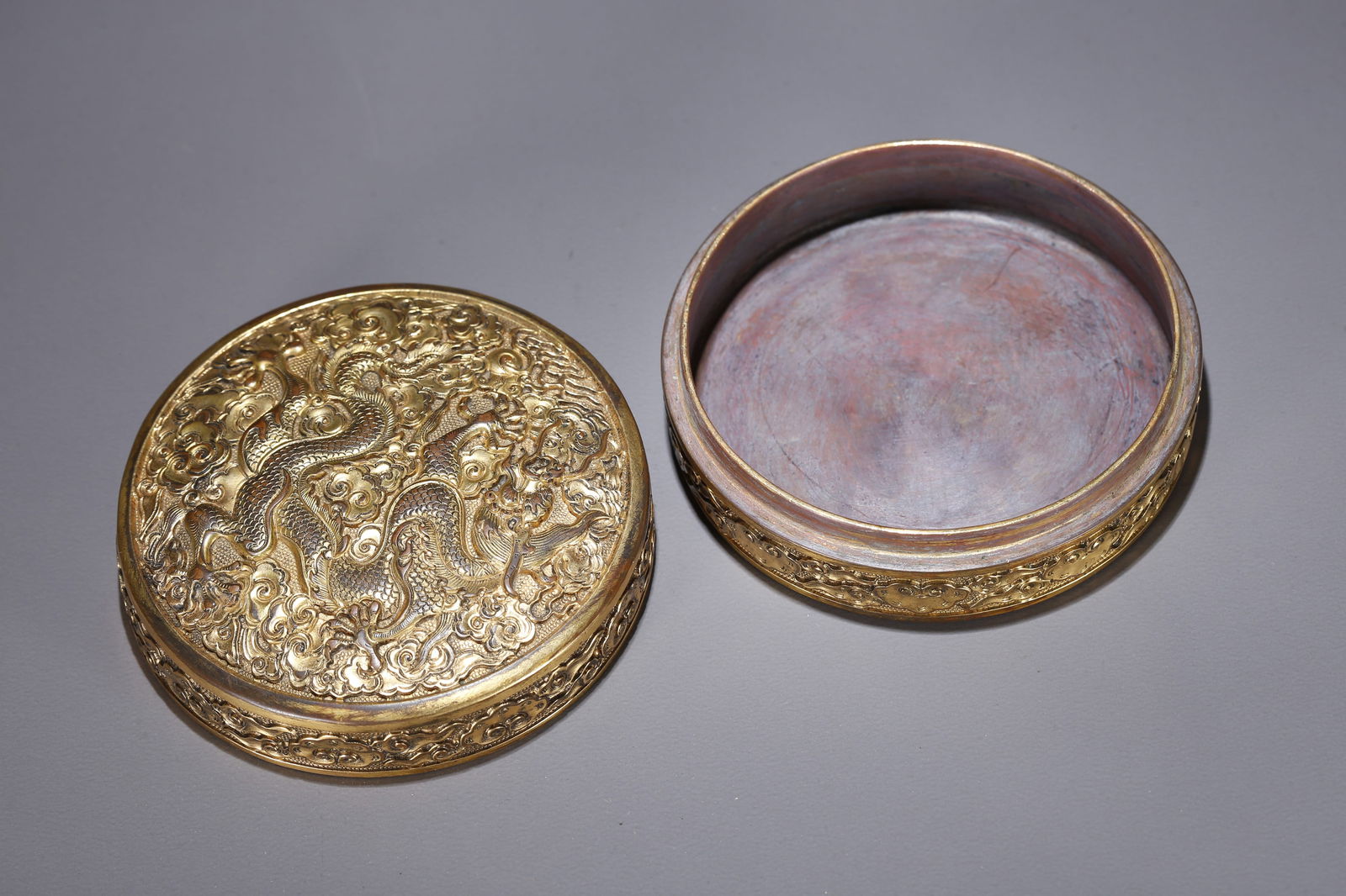 A GILT BRONZE LIDDED BOX WITH CLOUD AND DRAGON PATTERN - 5