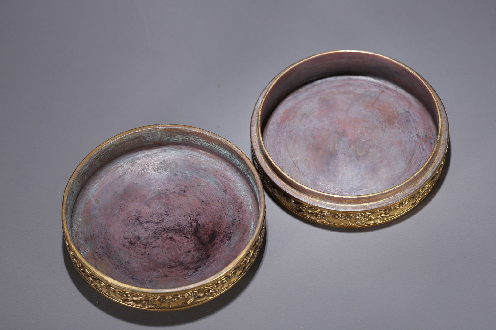 A GILT BRONZE LIDDED BOX WITH CLOUD AND DRAGON PATTERN - 6