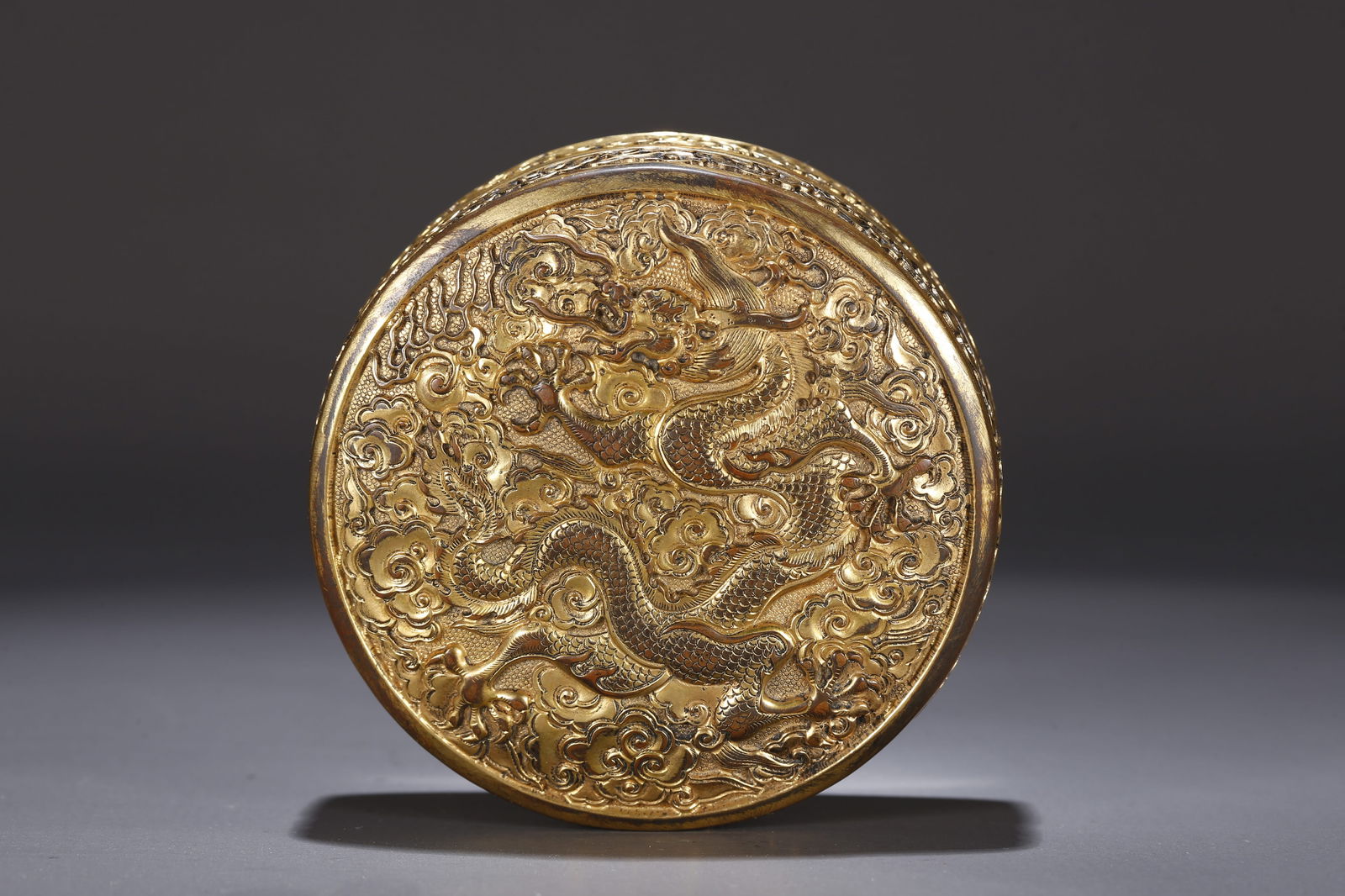 A GILT BRONZE LIDDED BOX WITH CLOUD AND DRAGON PATTERN - 7