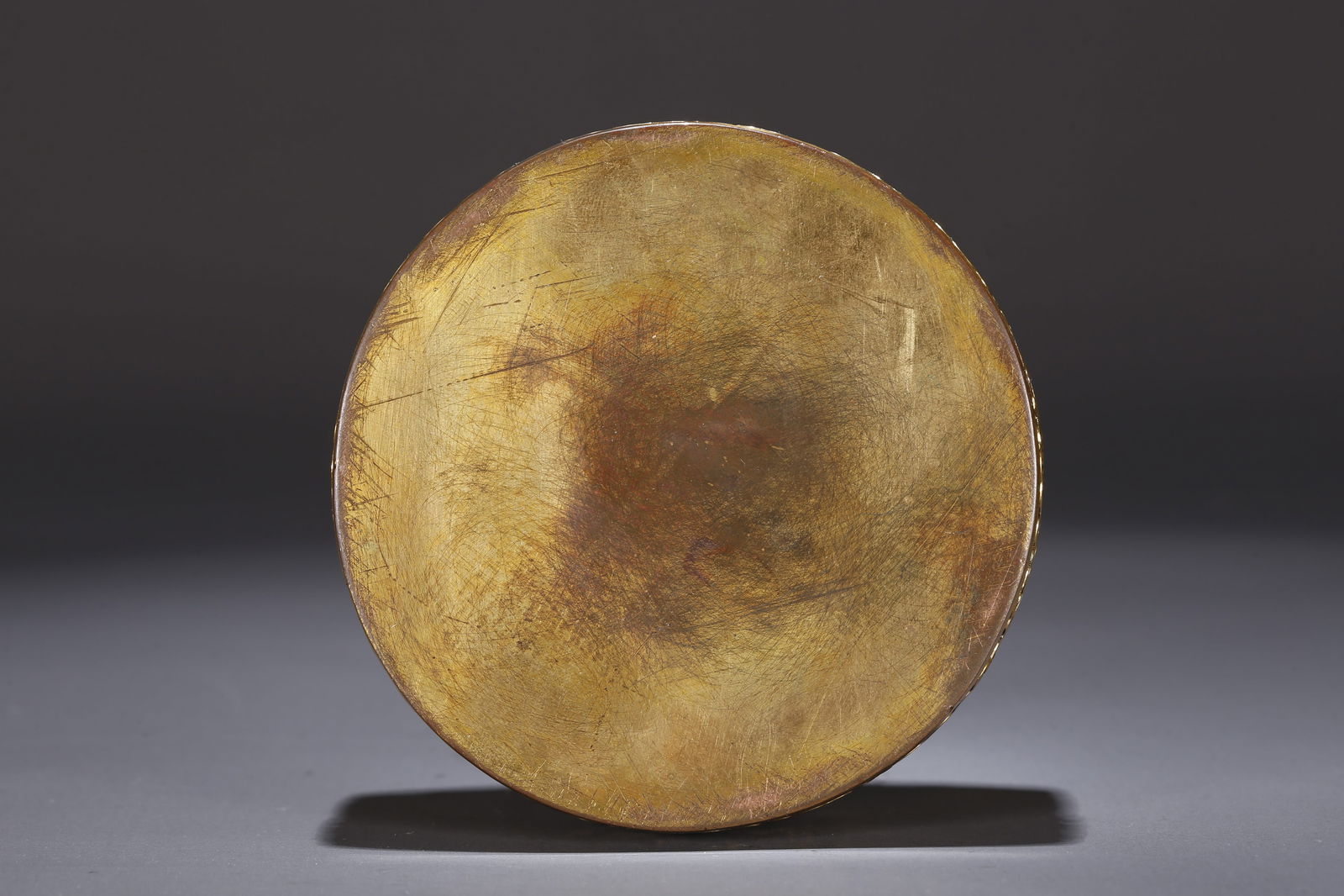 A GILT BRONZE LIDDED BOX WITH CLOUD AND DRAGON PATTERN - 8