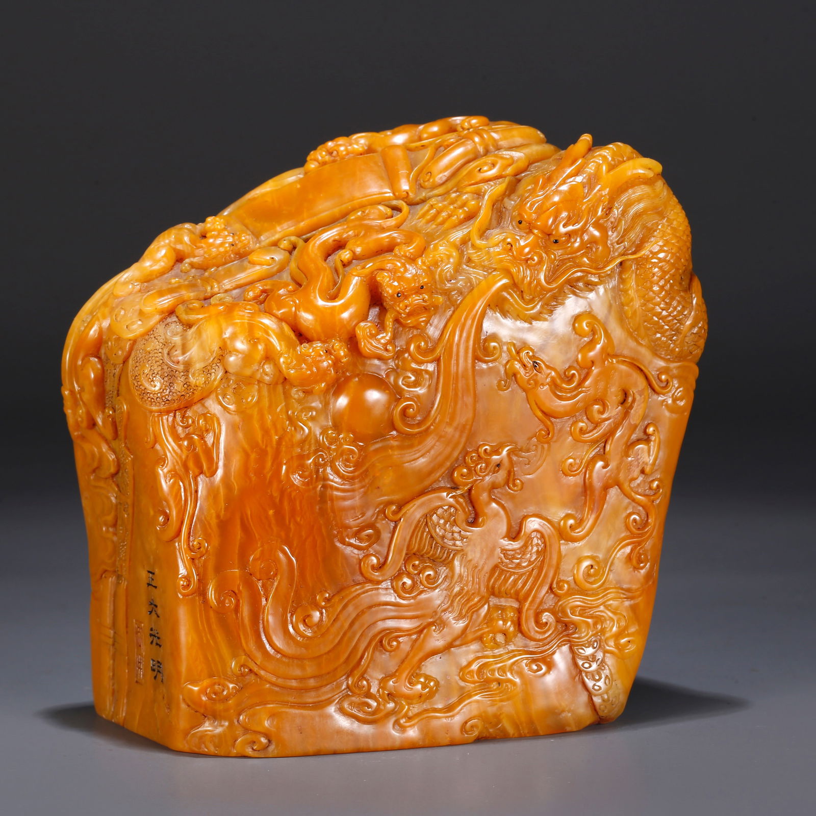 A SHOUSHAN TIANHUANG STONE SEAL WITH DRAGON AND PHOENIX PATTERN: Shoushan Tianhuang stone seal with dragon and phoenix pattern