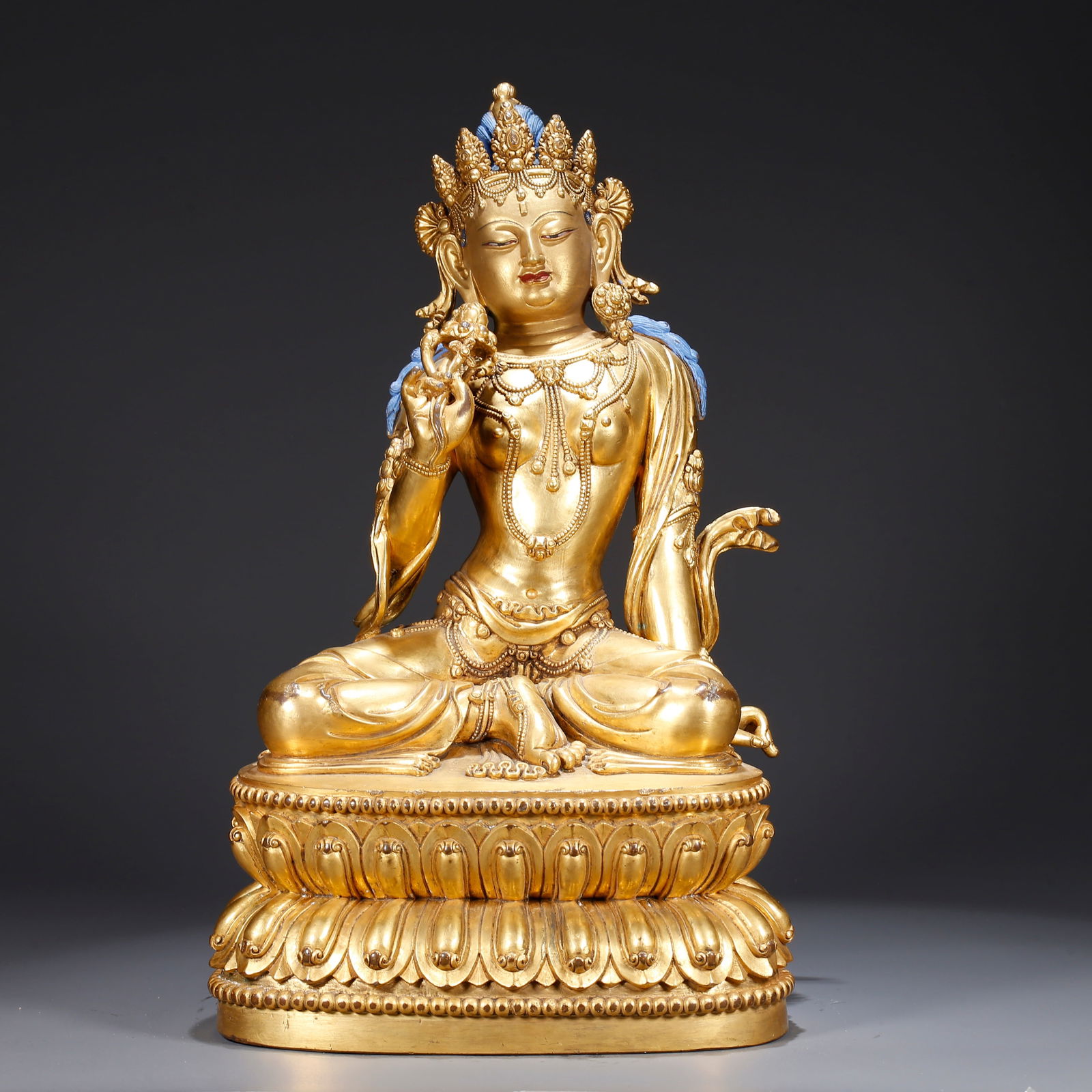 A GILDED BRONZE BUDDHA STATUE (1 of 10)