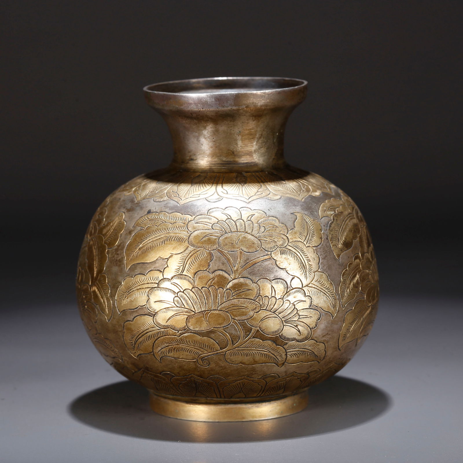 A BRONZE INLAID GOLD AND SILVER VASE WITH FLORAL PATTERN (1 of 9)