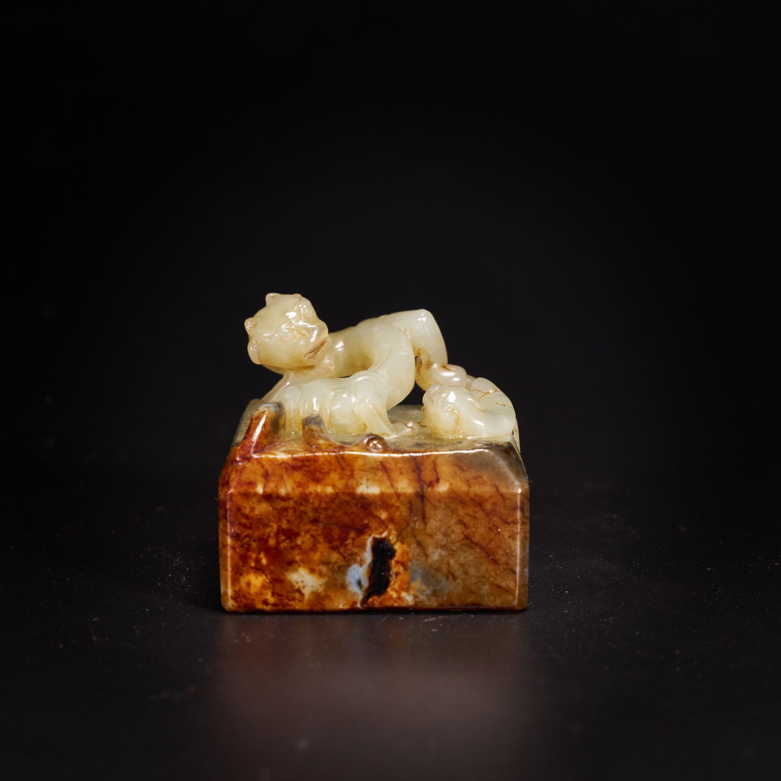 A HIGH-ANTIQUITY JADE SEAL WITH CHI-DRAGON KNOB (1 of 7)