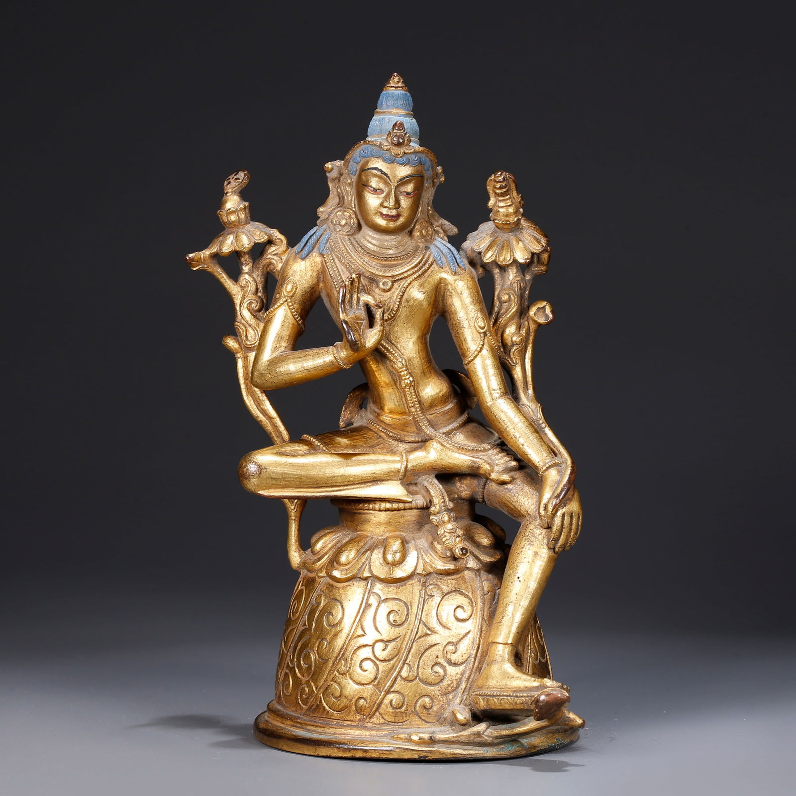 A GILT BRONZE STATUE OF A BUDDHA (1 of 9)