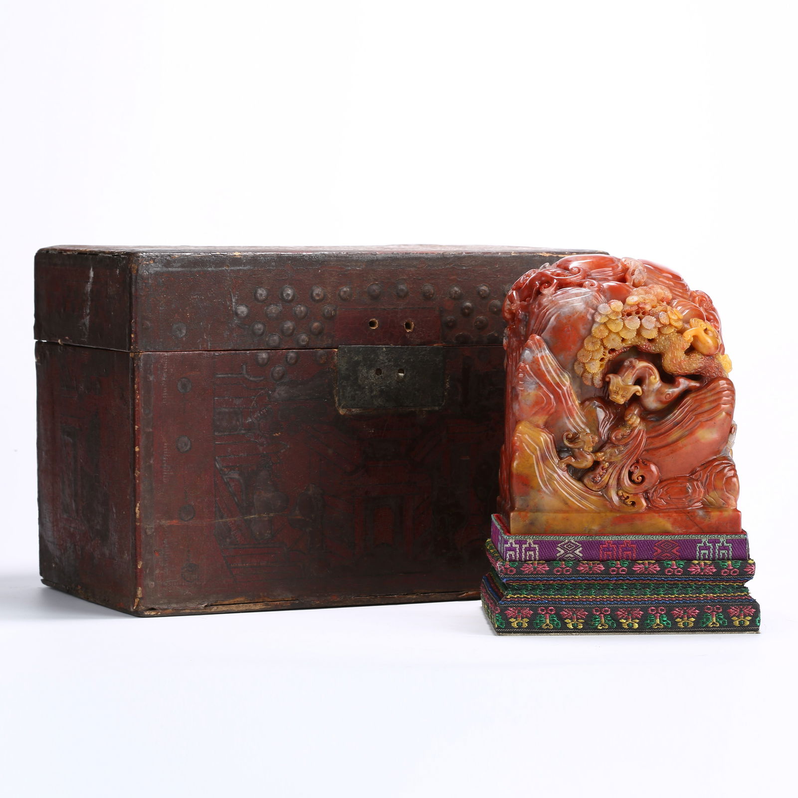 A SHOUSHAN STONE LARGE SEAL WITH CHI DRAGON PATTERN: Shoushan stone large seal with chi dragon pattern