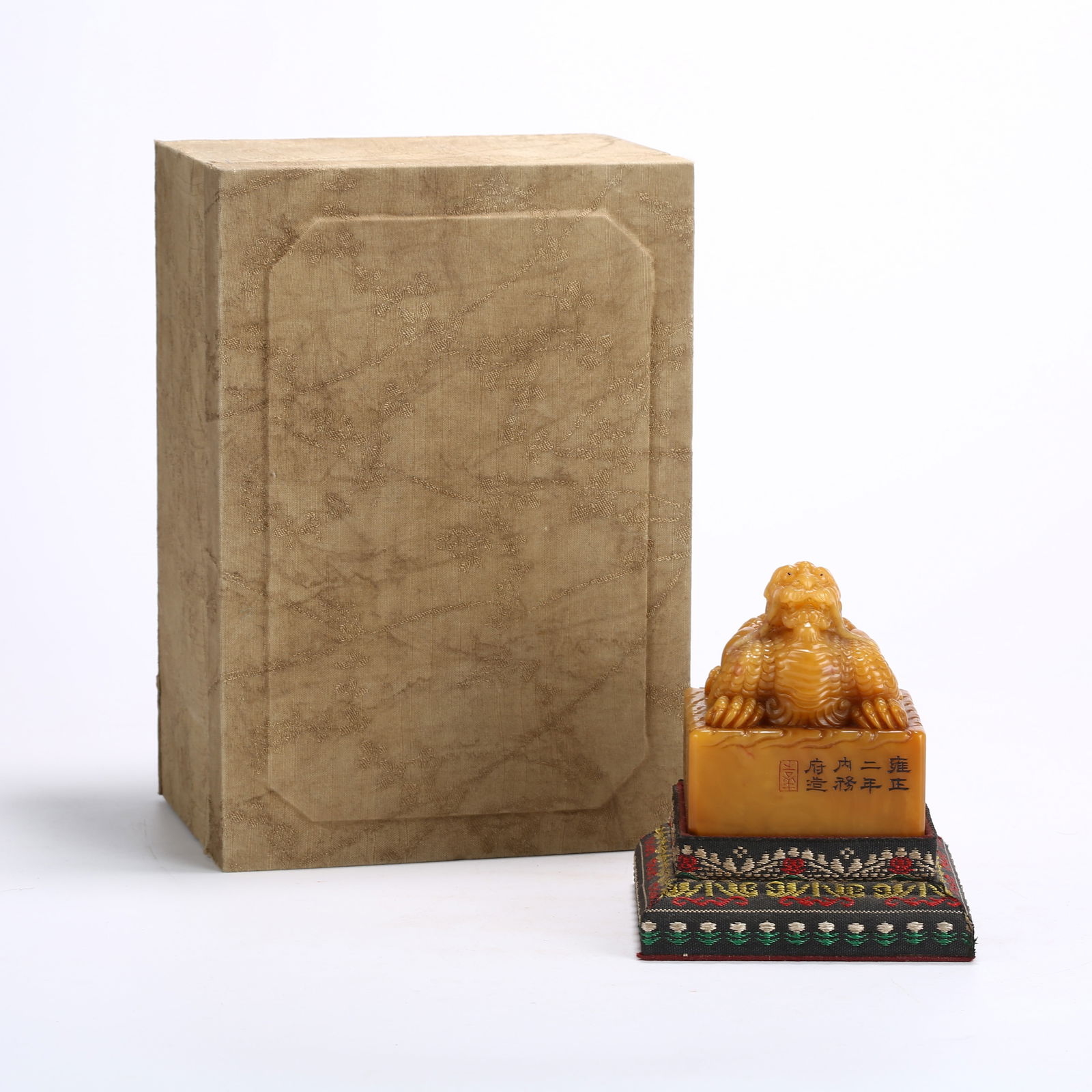 A SHOUSHAN TIANHUANG STONE SEAL WITH SUANNI (MYTHICAL LION-LIKE BEAST) KNOB: Shoushan Tianhuang stone seal with suanni (mythical lion-like beast) knob