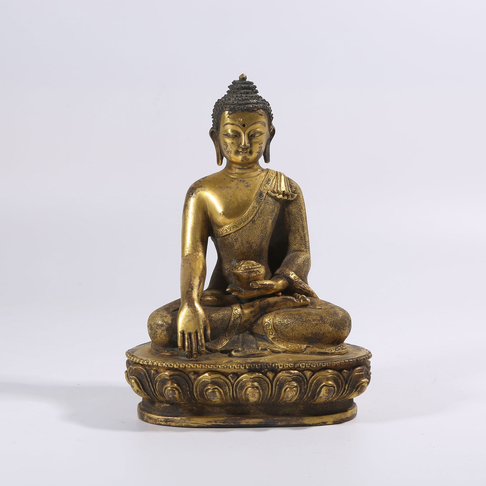 A QING DYNASTY GILT-BRONZE SHAKYAMUNI STATUE (1 of 8)